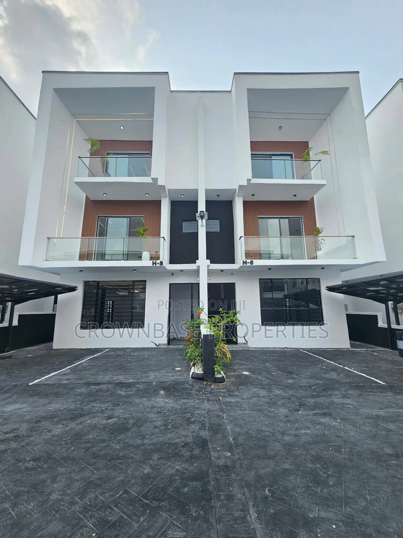 4bdrm Duplex in Chevron for sale