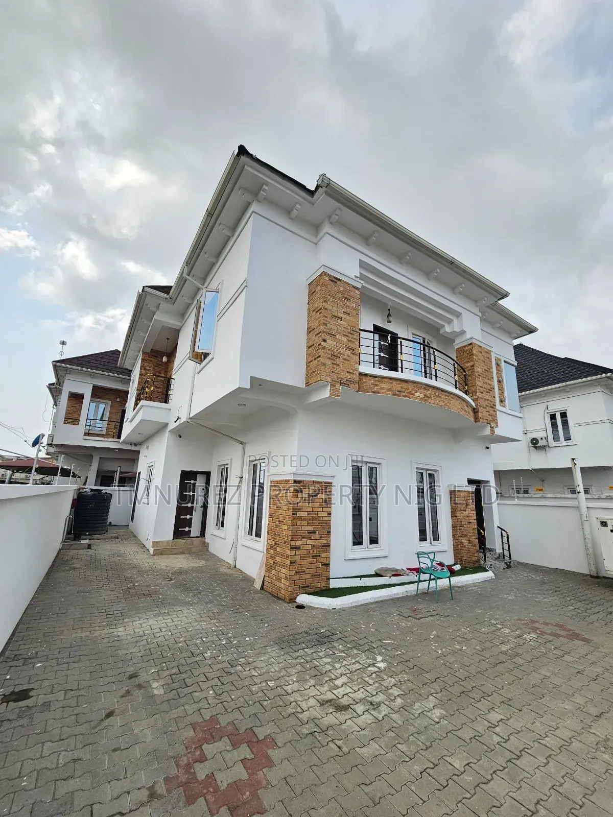 4bdrm Duplex in Orchild Road, Chevron for sale