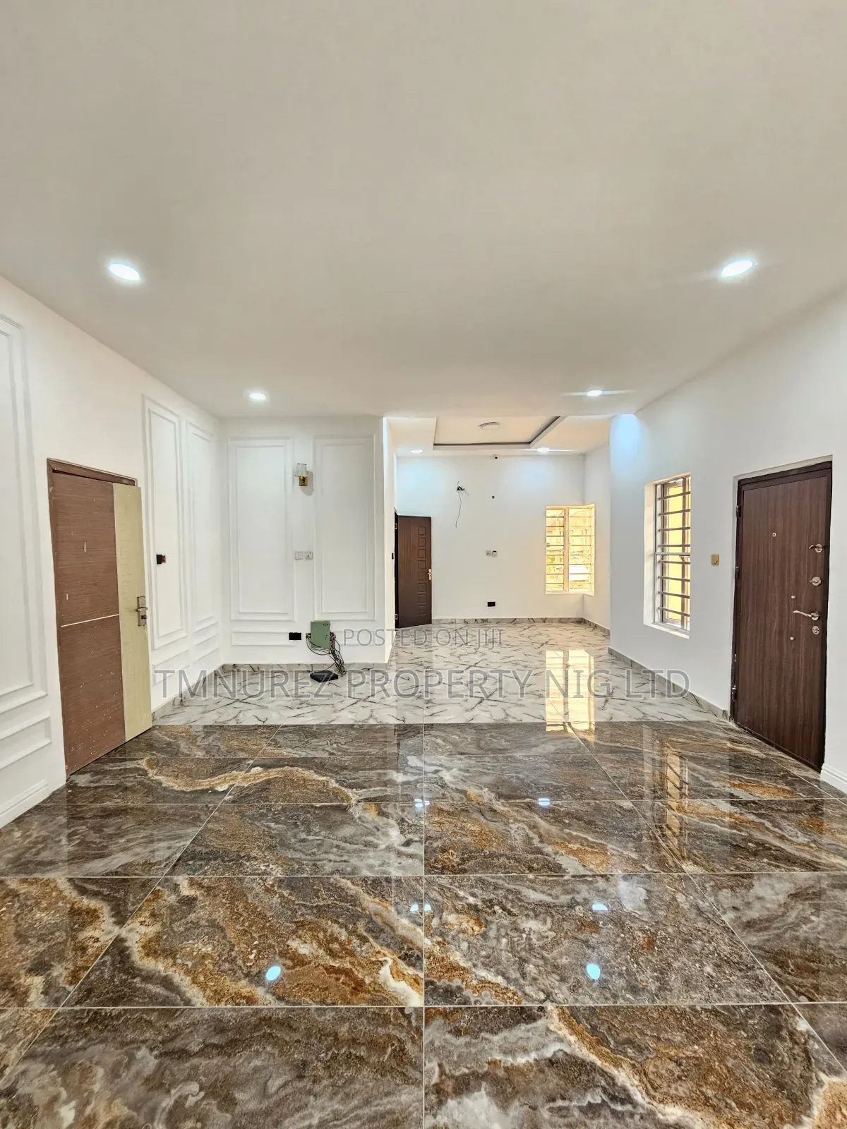 4bdrm Duplex in Orchild Road, Chevron for sale