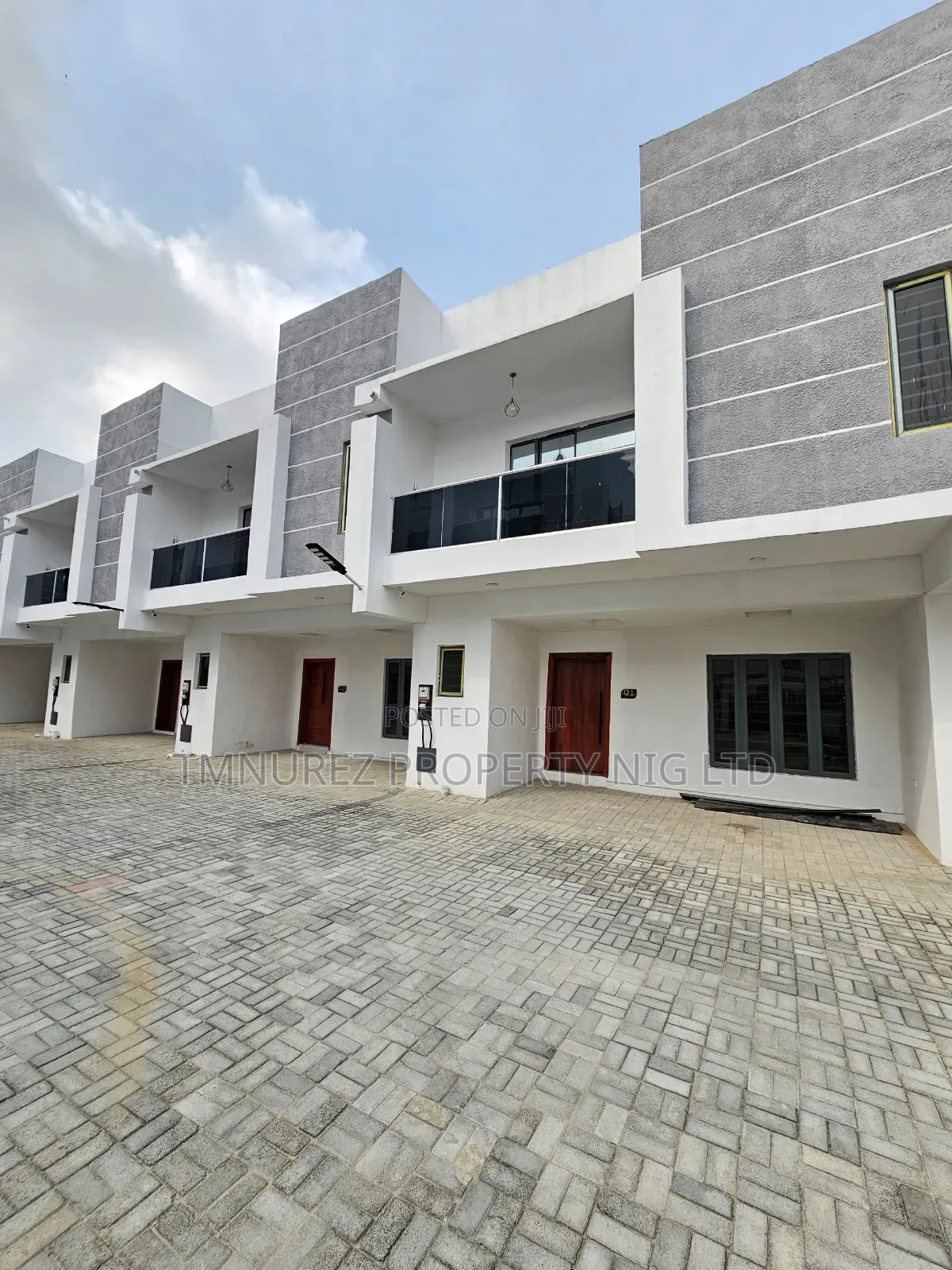 4bdrm Duplex in Orchild Road, Chevron for rent