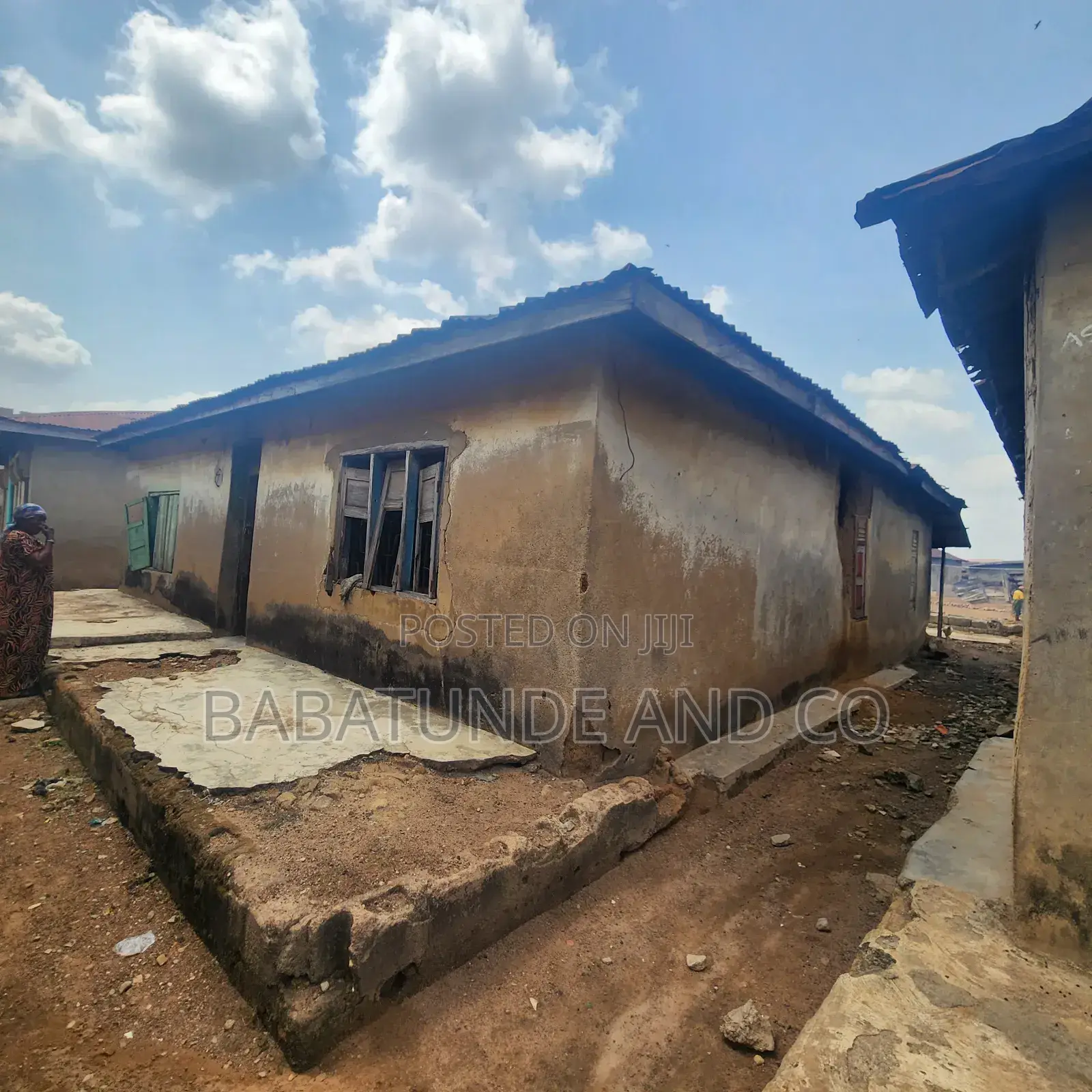 6bdrm Bungalow in Omi Adio for sale