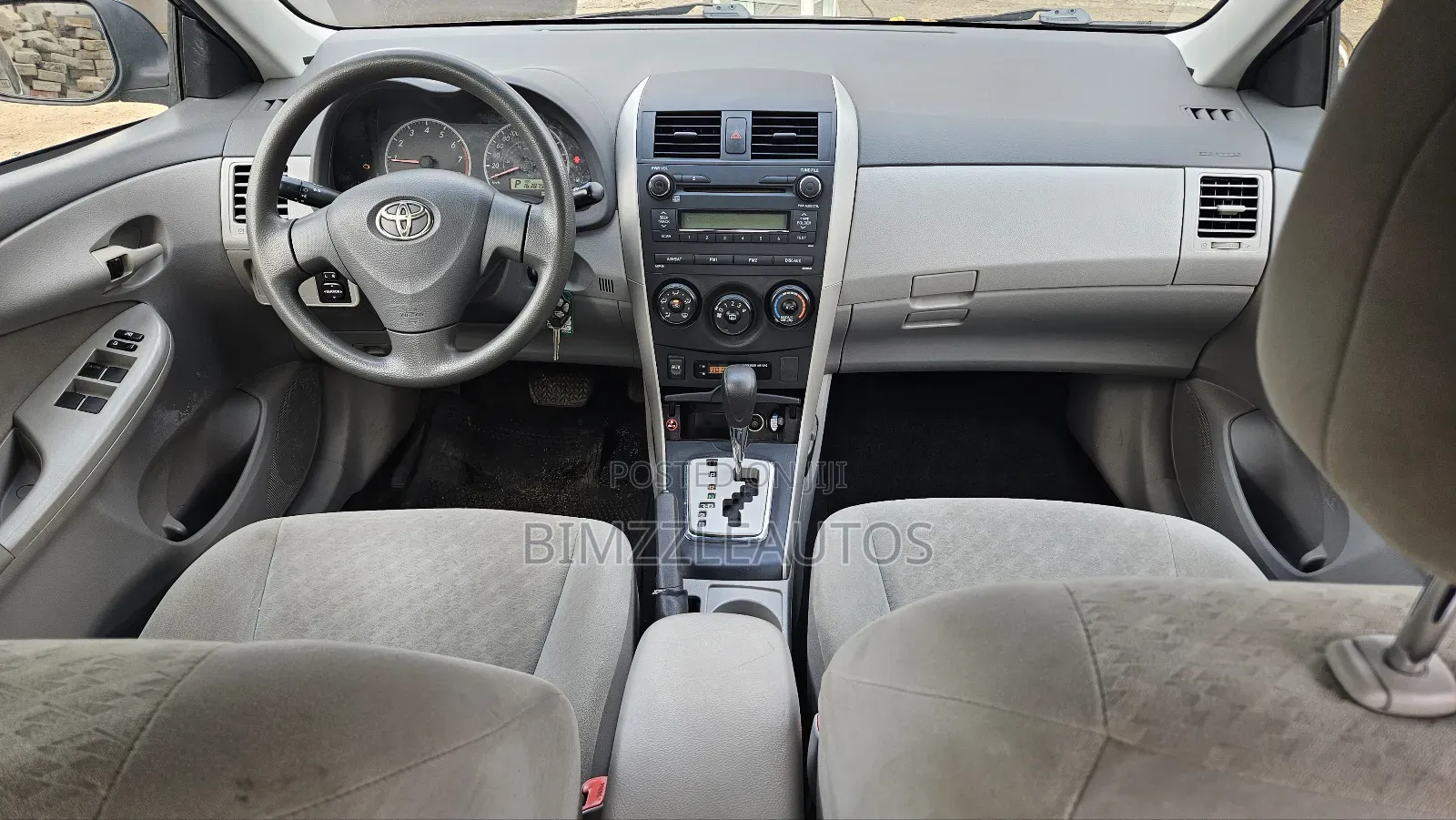 Toyota Corolla Base 4dr Sedan (1.8L 4cyl 5M) 2010 Gray