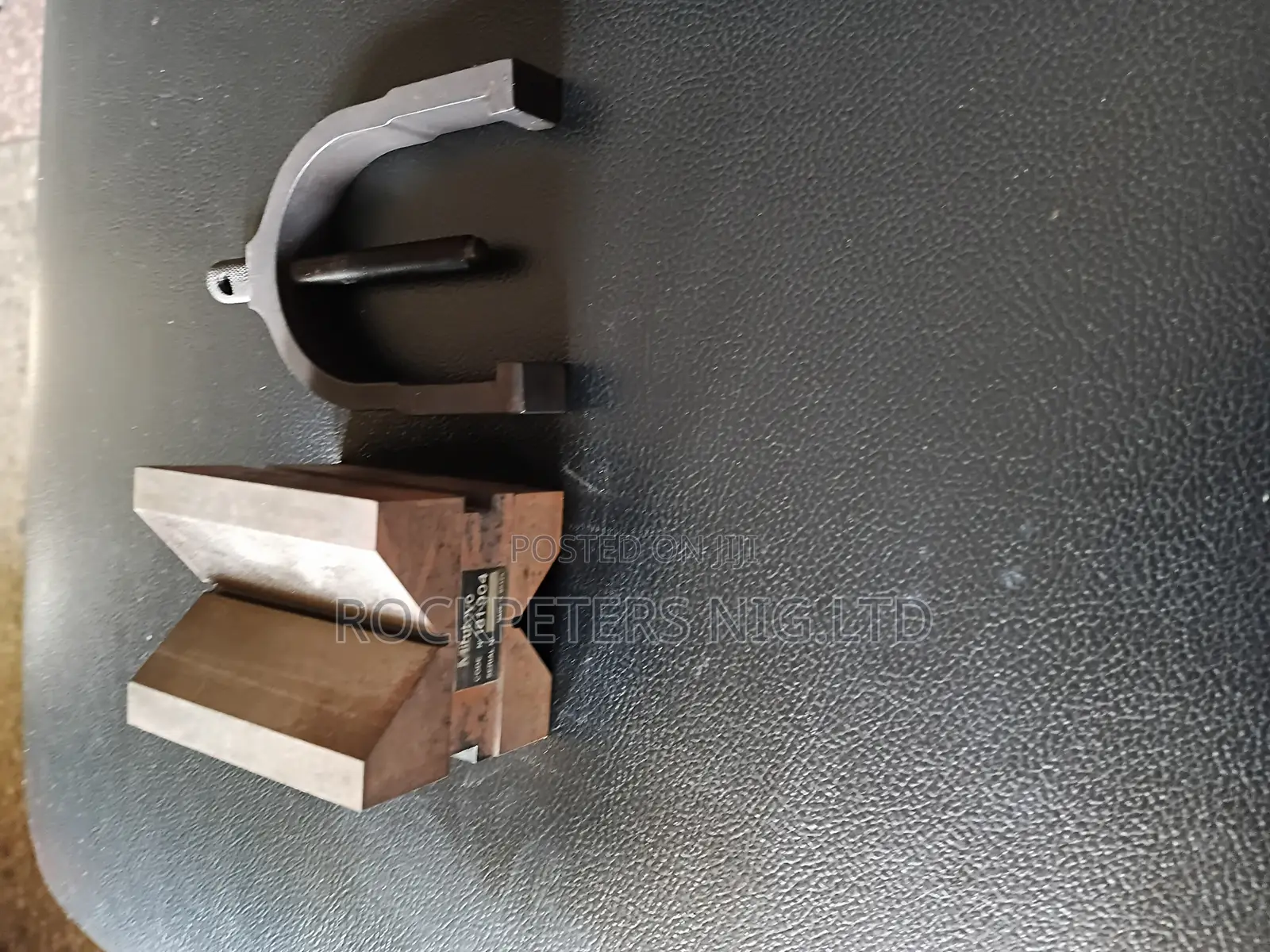 Mitutoyo 181-904 V-block & Clamp