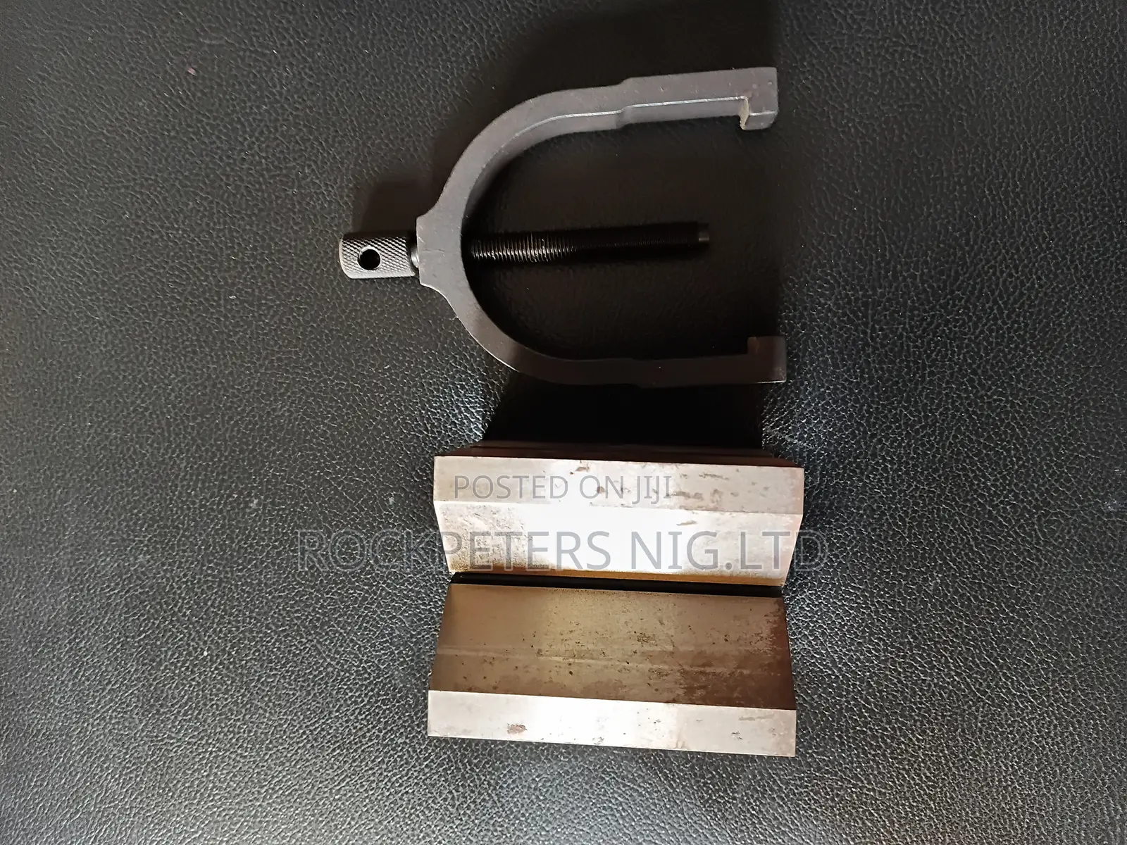 Mitutoyo 181-904 V-block & Clamp