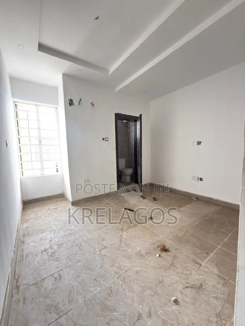 4bdrm Apartment in Ajiwe for sale