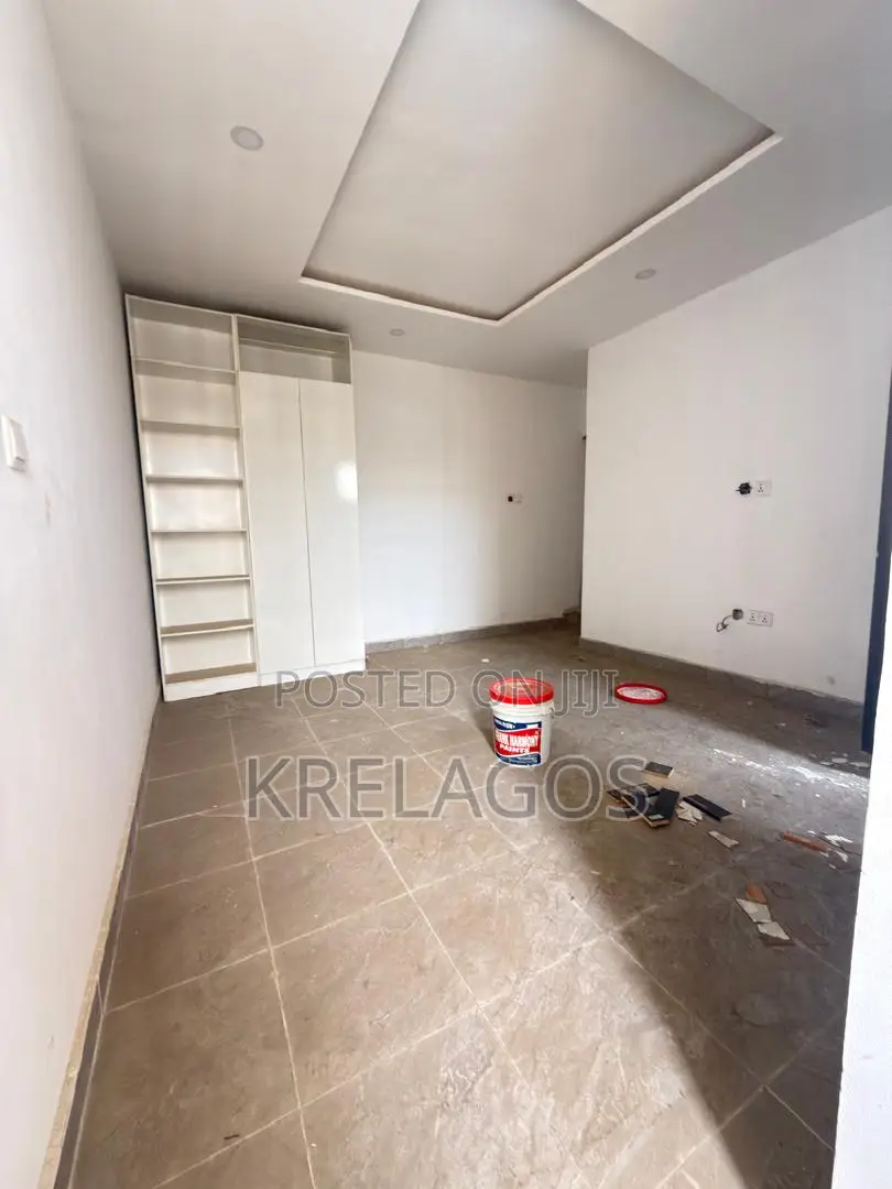 4bdrm Apartment in Ajiwe for sale