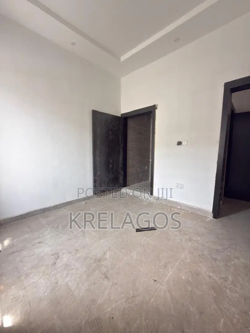 4bdrm Apartment in Ajiwe for sale