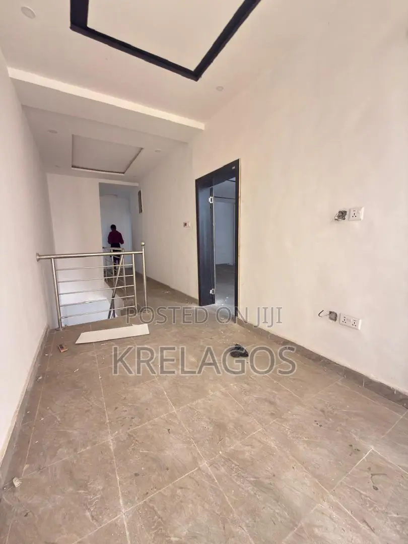 4bdrm Apartment in Ajiwe for sale