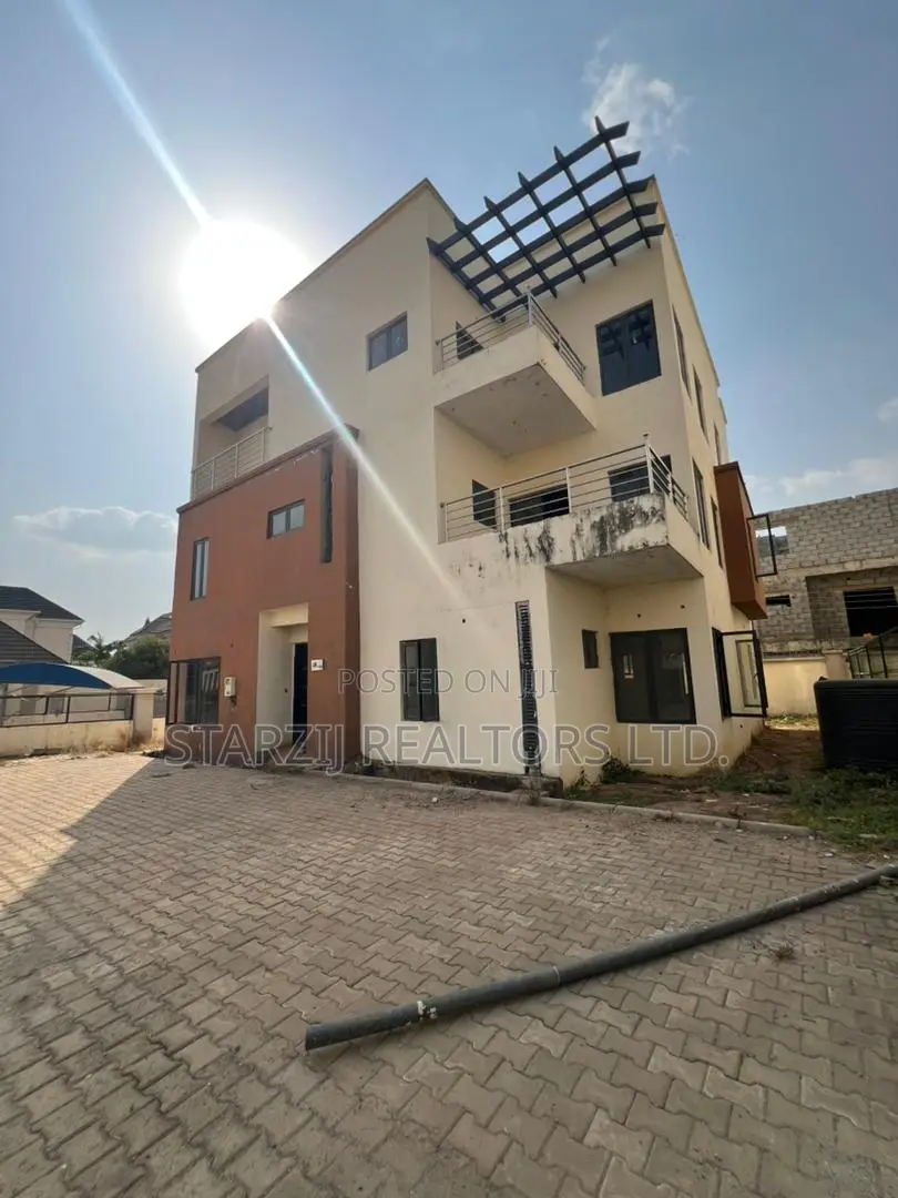 6bdrm Duplex in Apo District for sale