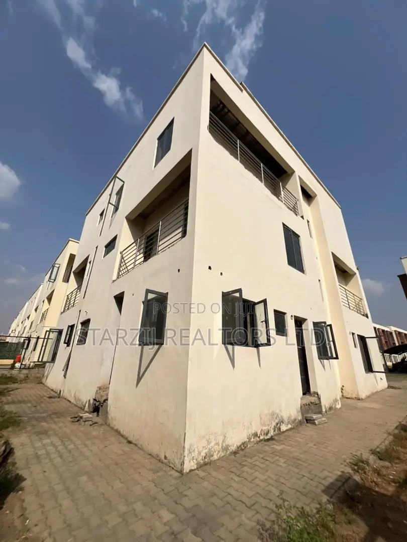 6bdrm Duplex in Apo District for sale