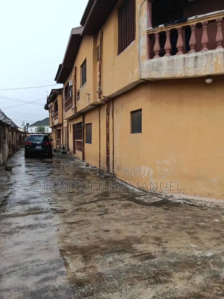 Furnished 18bdrm Apartment in Akowonjo, Lagos for sale