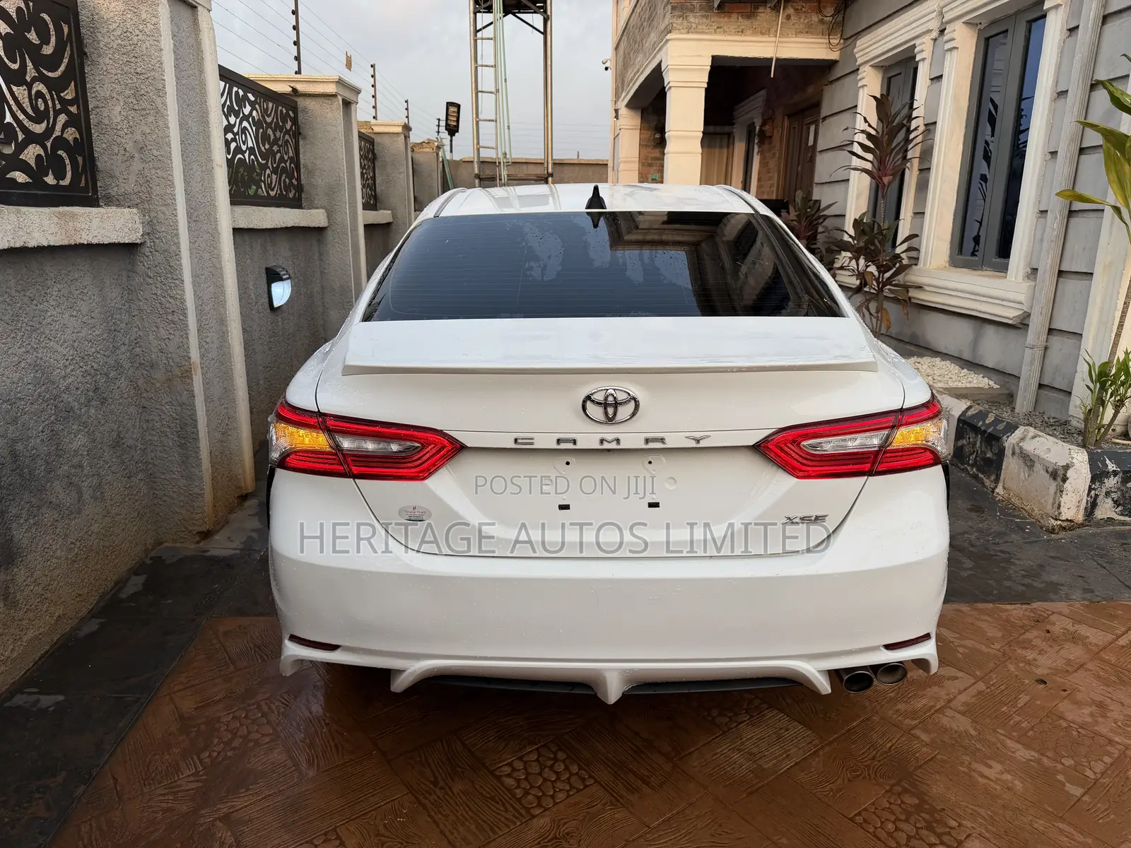 Toyota Camry SE (2.5L 4cyl 8A) 2019 White