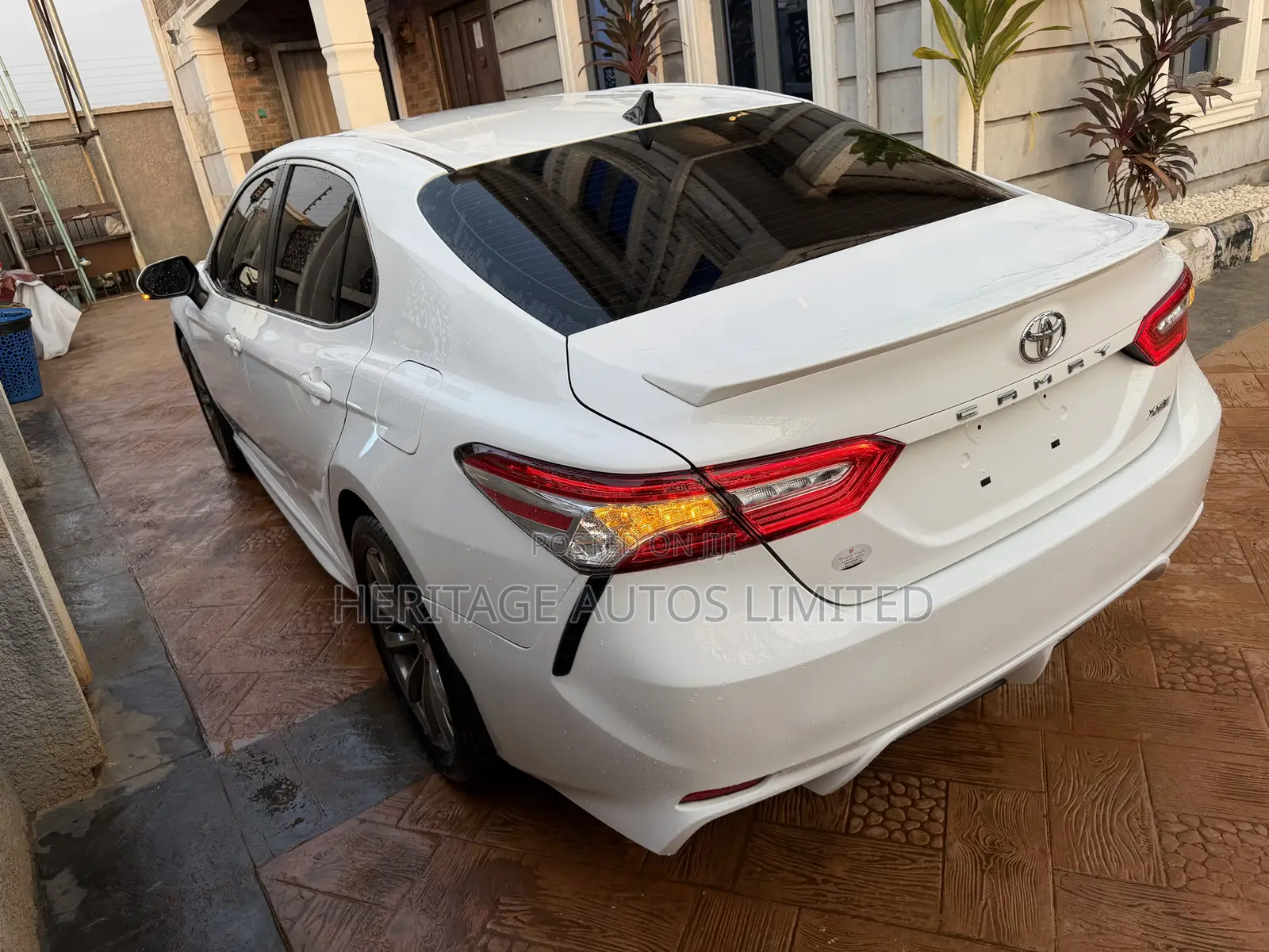 Toyota Camry SE (2.5L 4cyl 8A) 2019 White