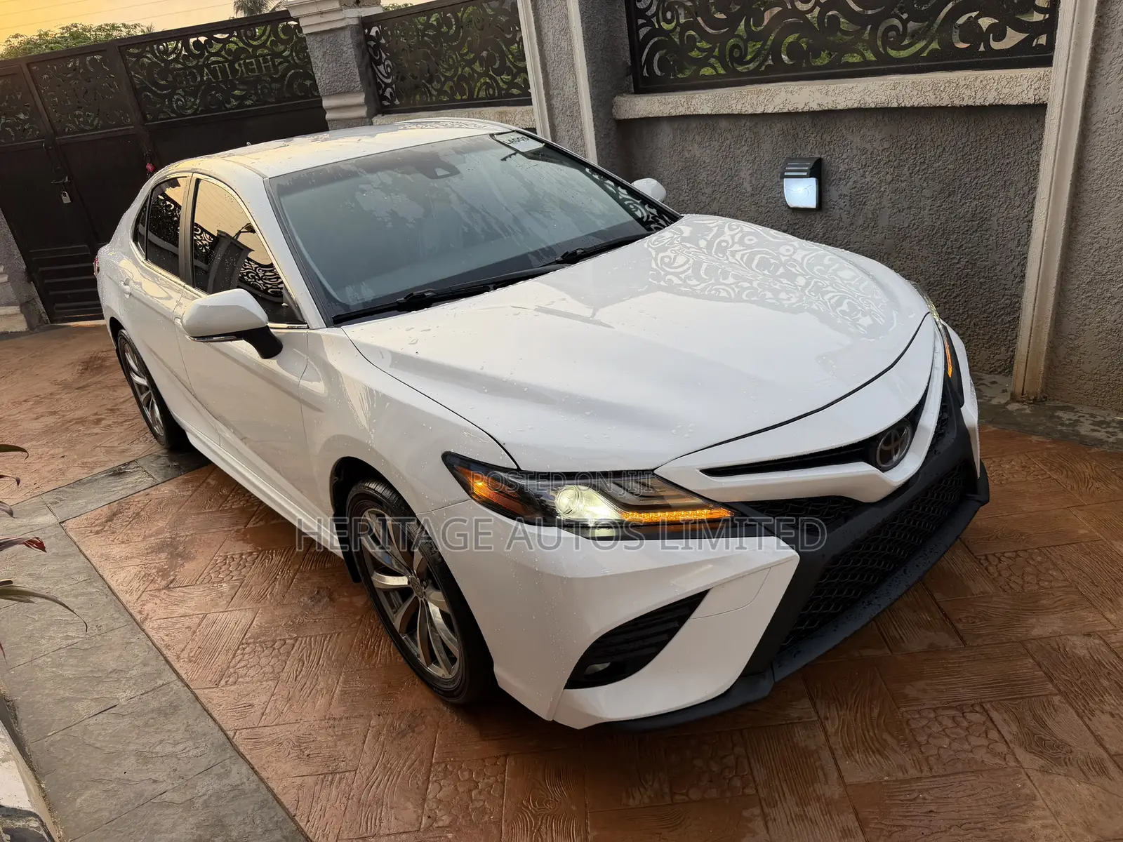 Toyota Camry SE (2.5L 4cyl 8A) 2019 White