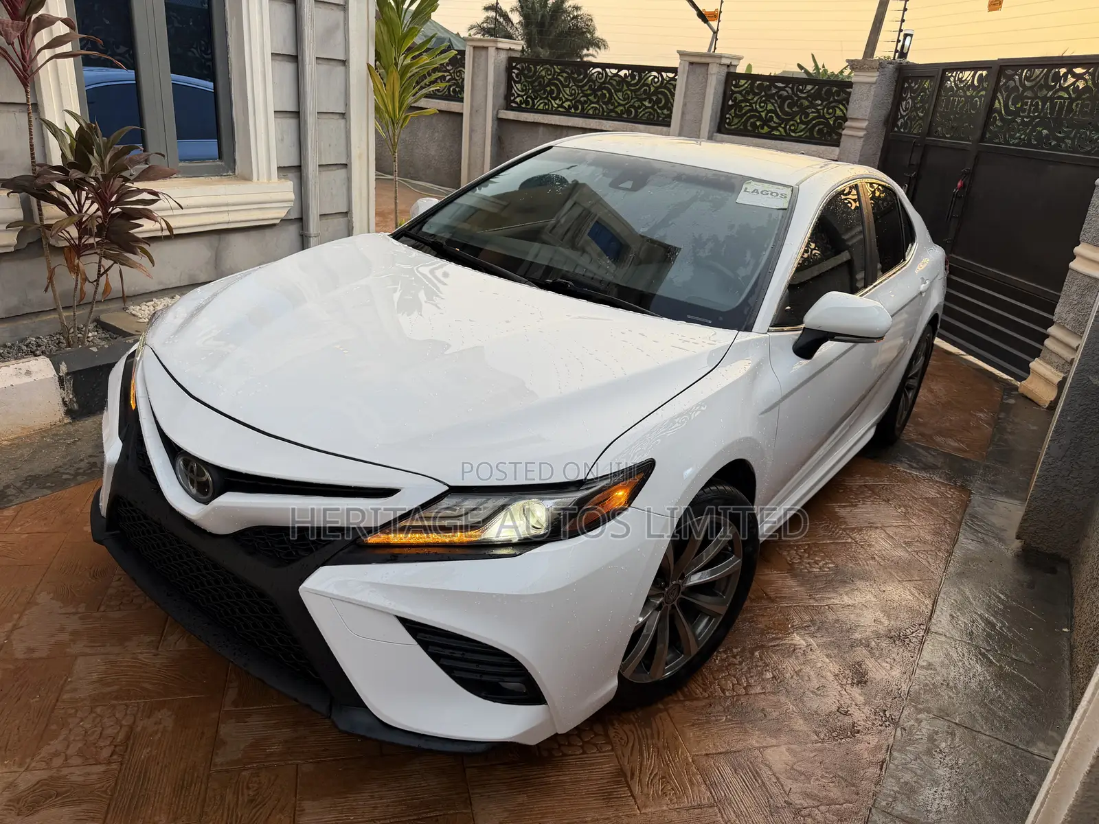 Toyota Camry SE (2.5L 4cyl 8A) 2019 White