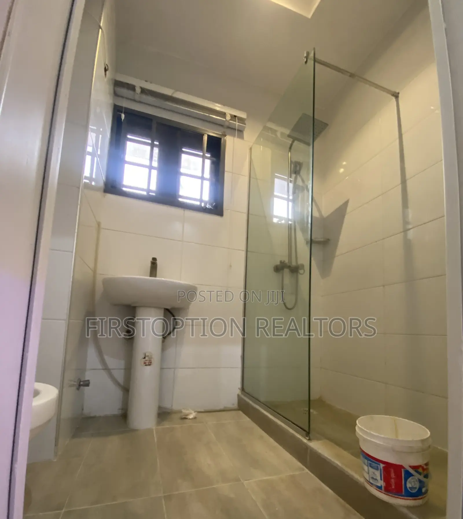 3bdrm Townhouse/Terrace in Pennek Estate, Off Lekki-Epe Expressway