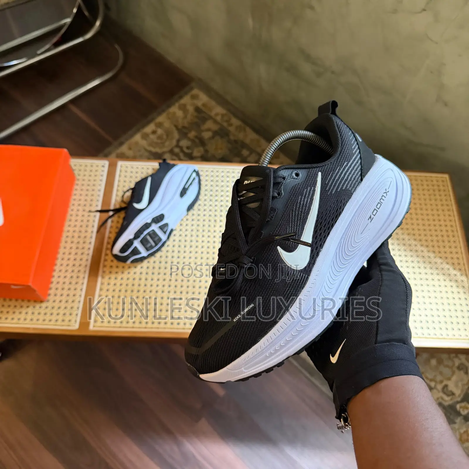 Original Nike Vomero 18 Road Runner