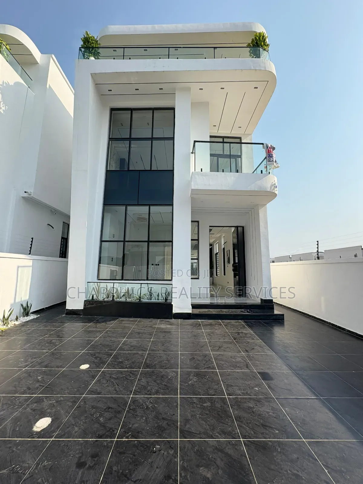 5bdrm Duplex in Lekki Phase 2 for sale