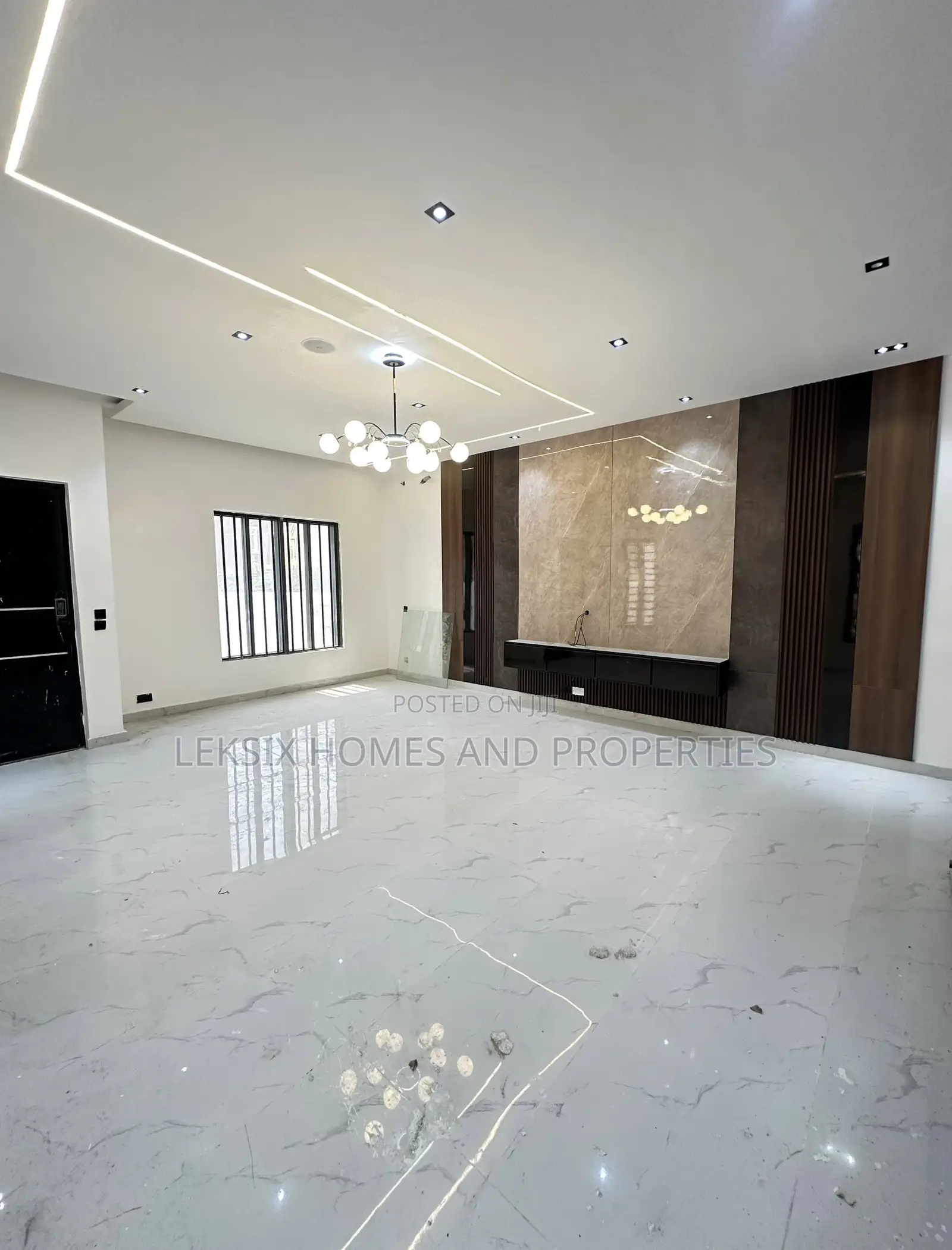 5bdrm Duplex in A Well Secured, Lekki Phase 2 for sale