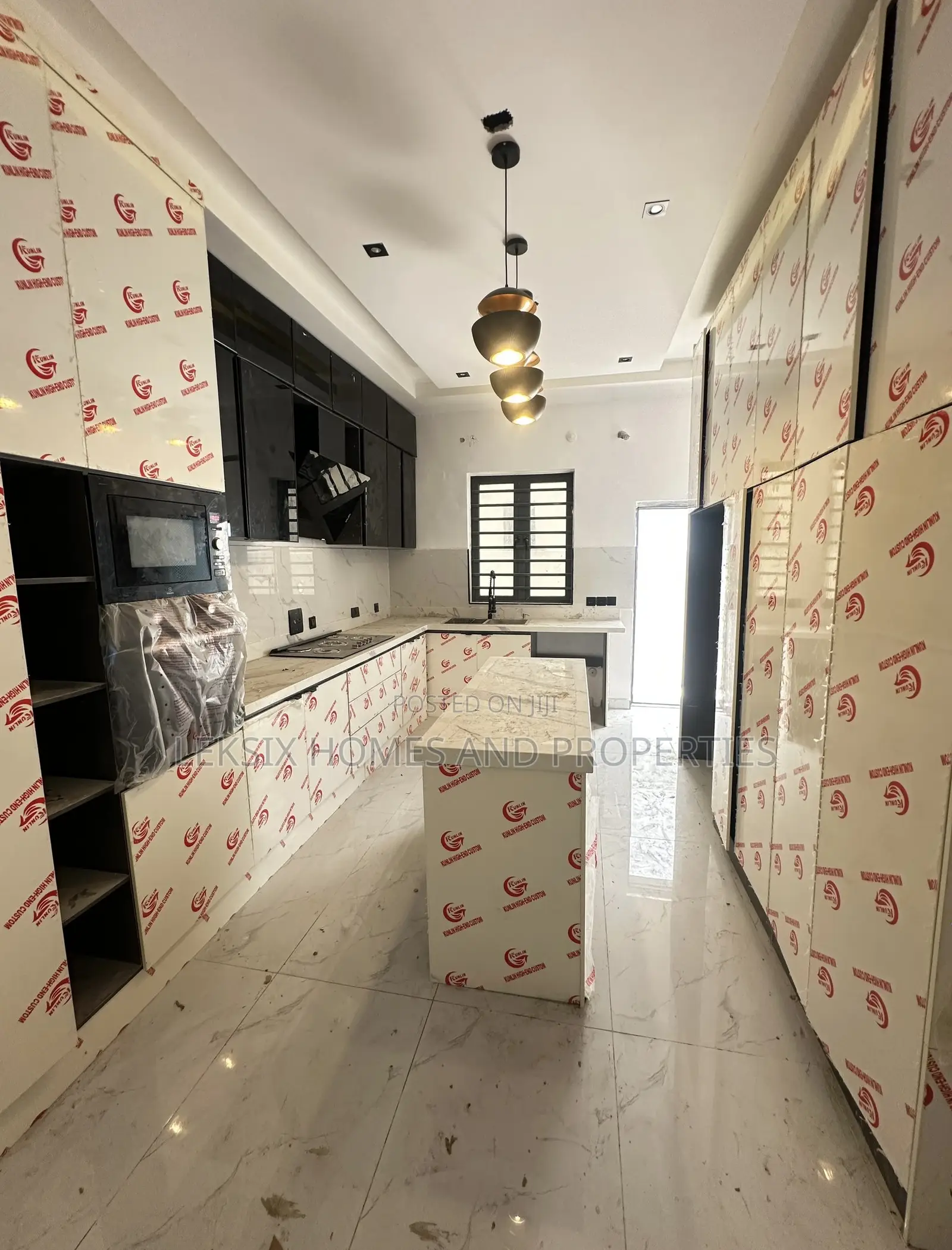 5bdrm Duplex in A Well Secured, Lekki Phase 2 for sale