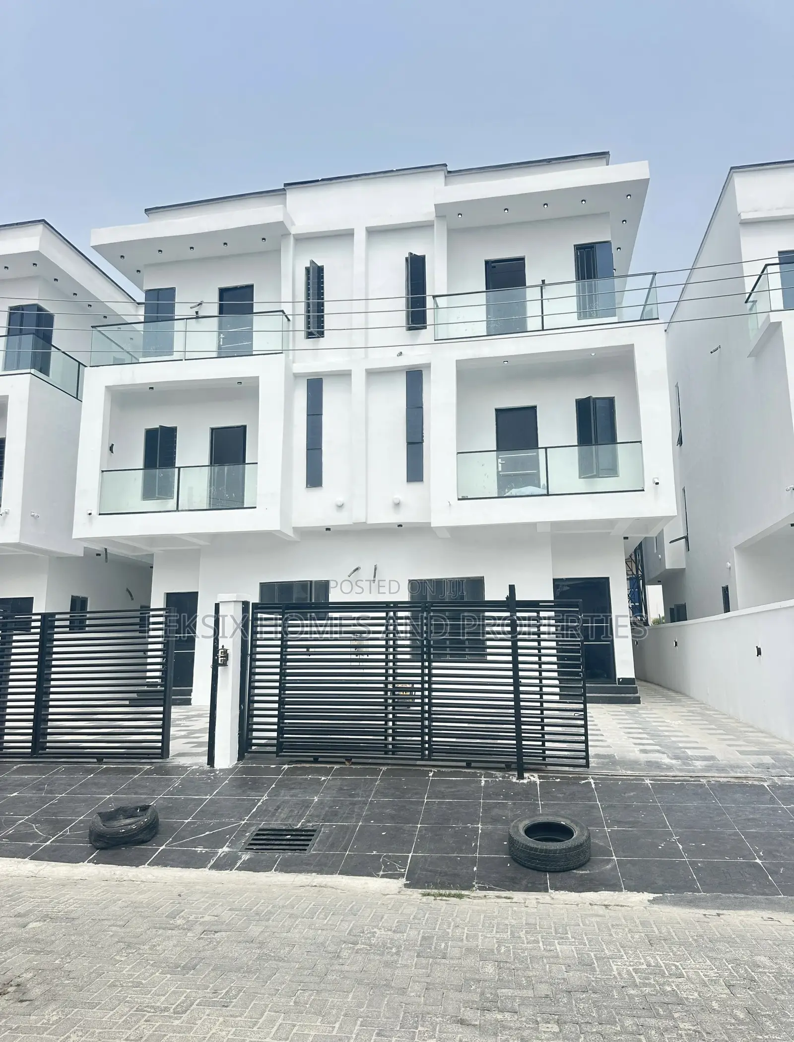 5bdrm Duplex in A Well Secured, Lekki Phase 2 for sale