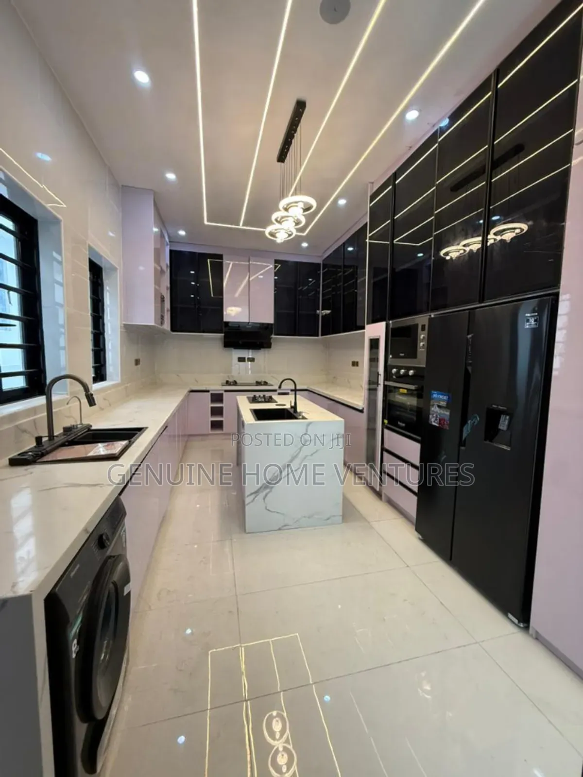 5bdrm Duplex in Chevron for sale