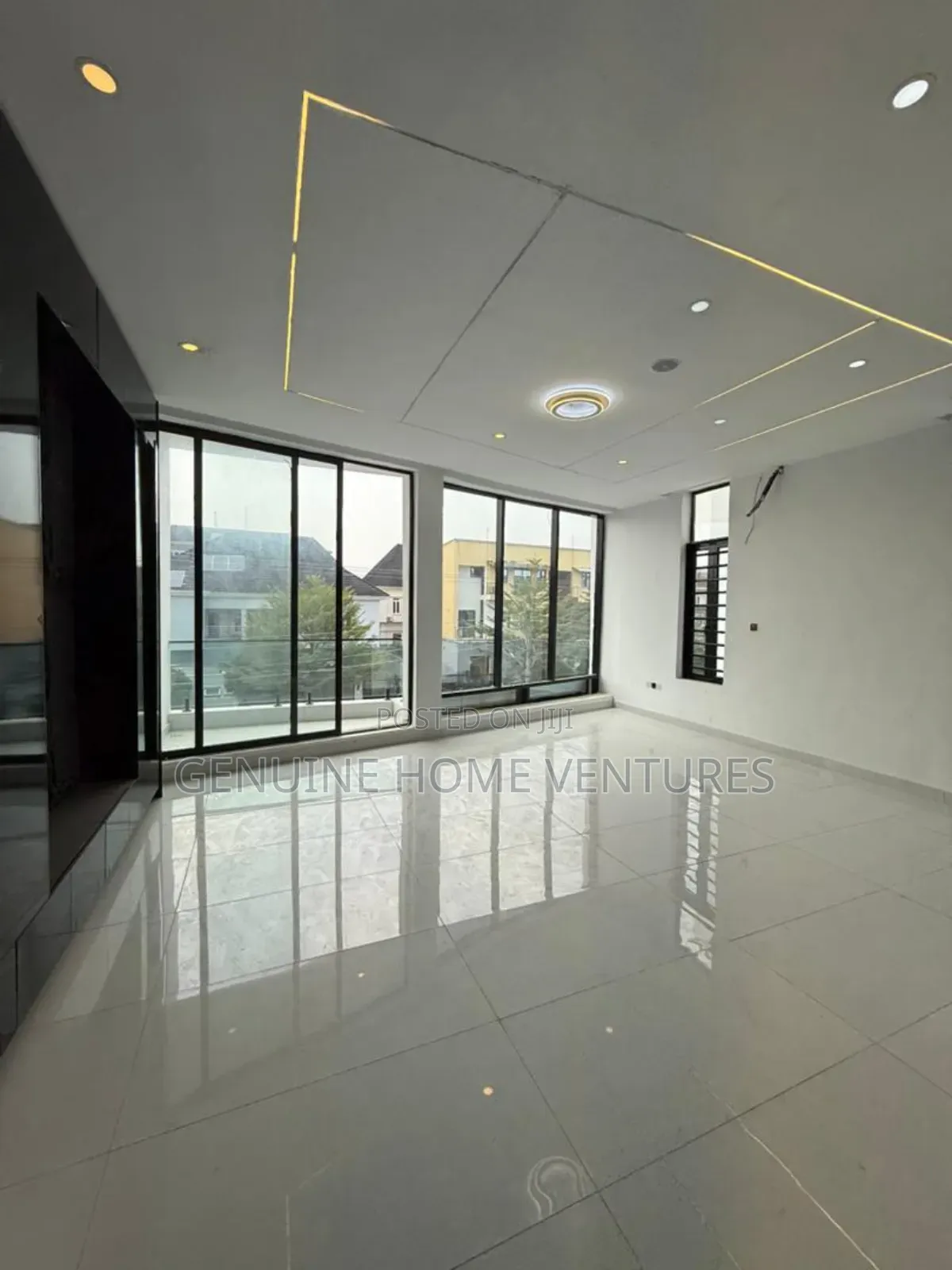 5bdrm Duplex in Chevron for sale