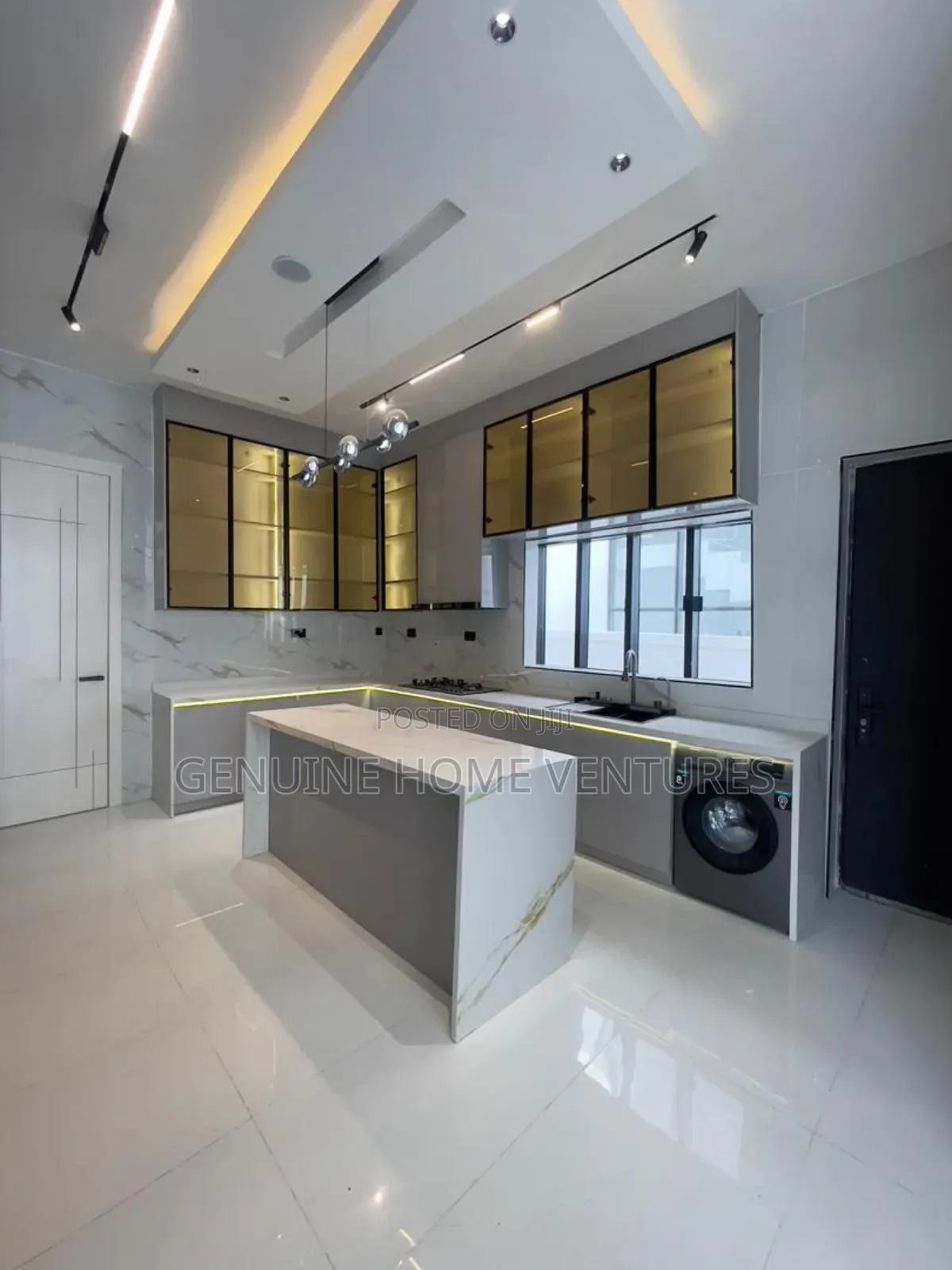 5bdrm Duplex in Chevron for sale