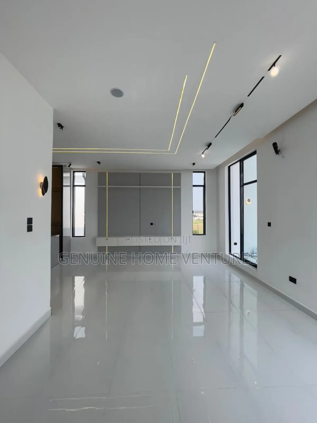 5bdrm Duplex in Chevron for sale