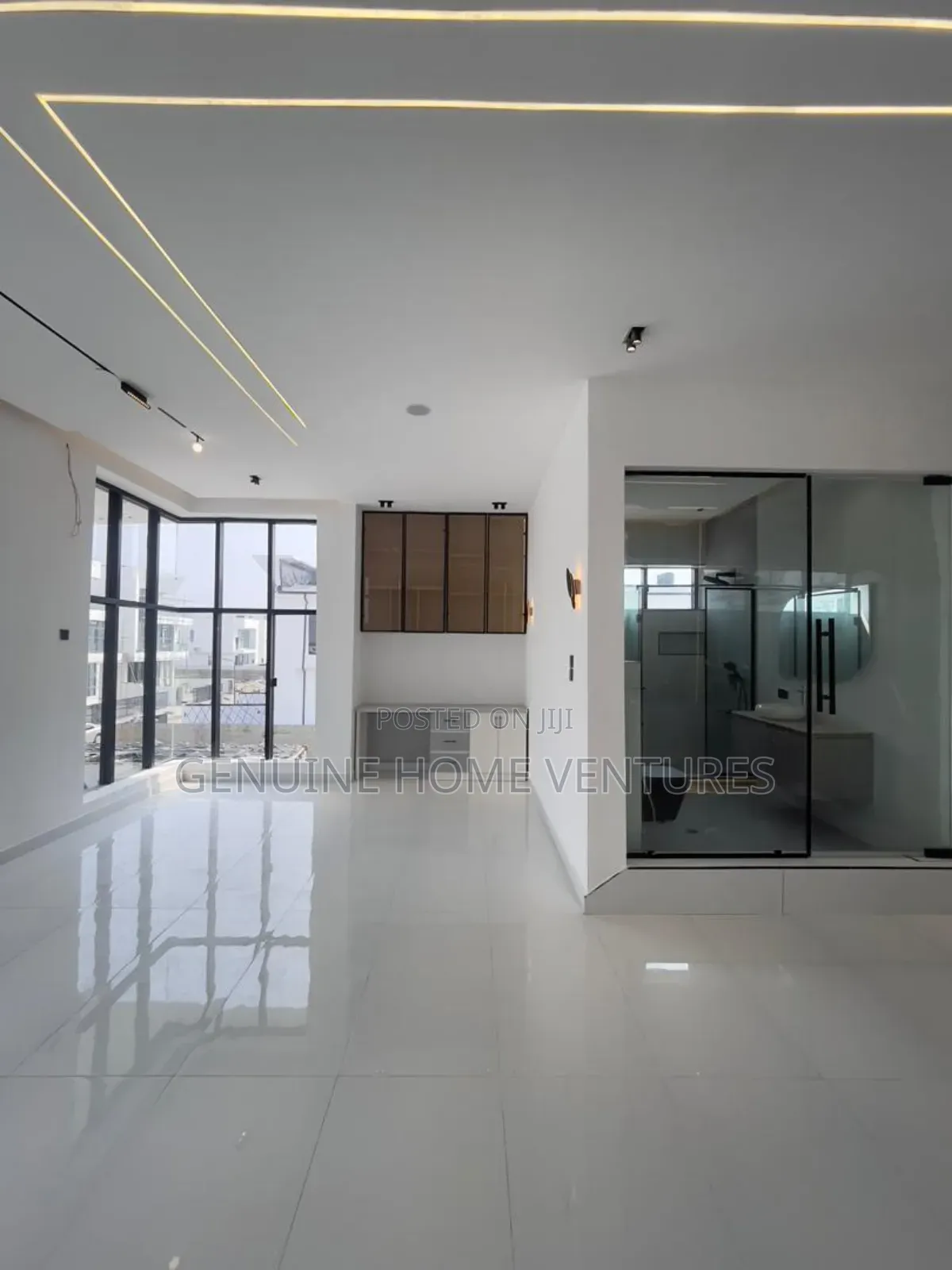 5bdrm Duplex in Chevron for sale