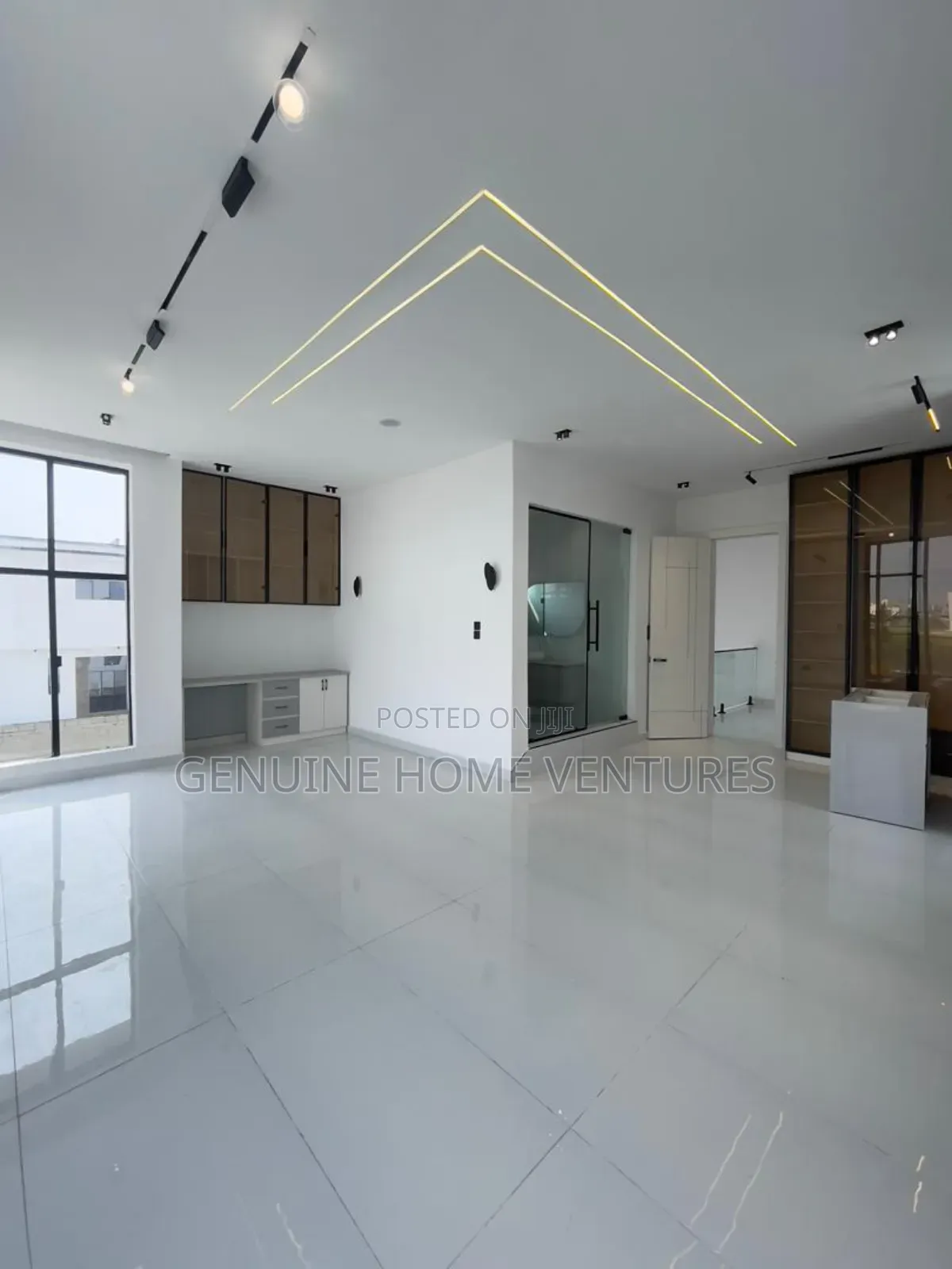 5bdrm Duplex in Chevron for sale