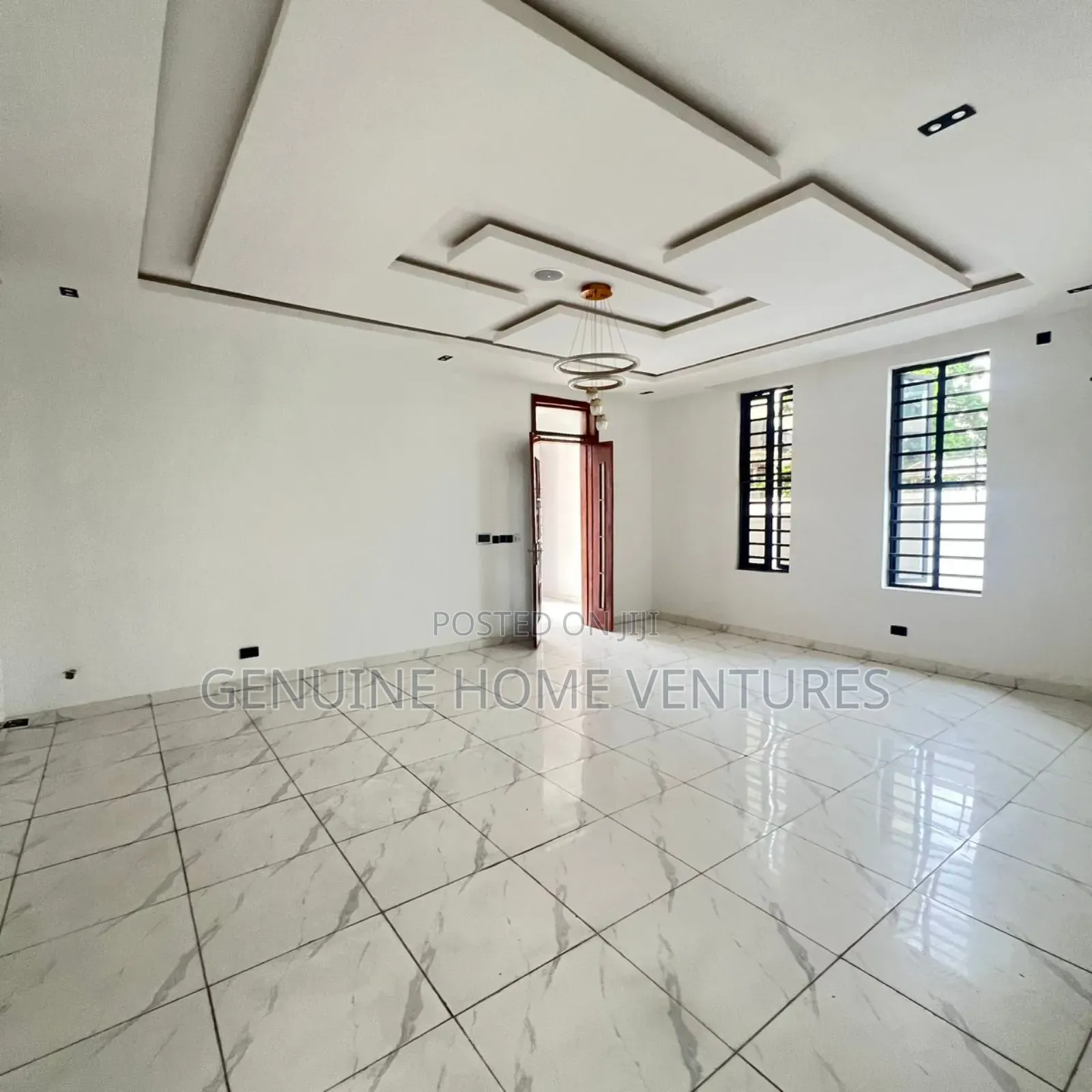 5bdrm Duplex in Chevron for sale