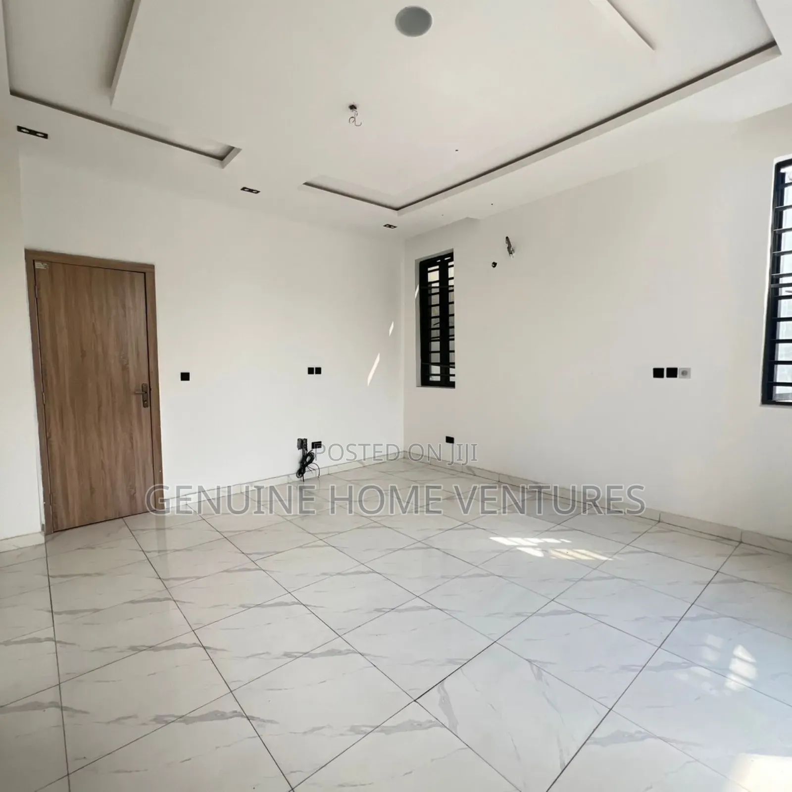5bdrm Duplex in Chevron for sale