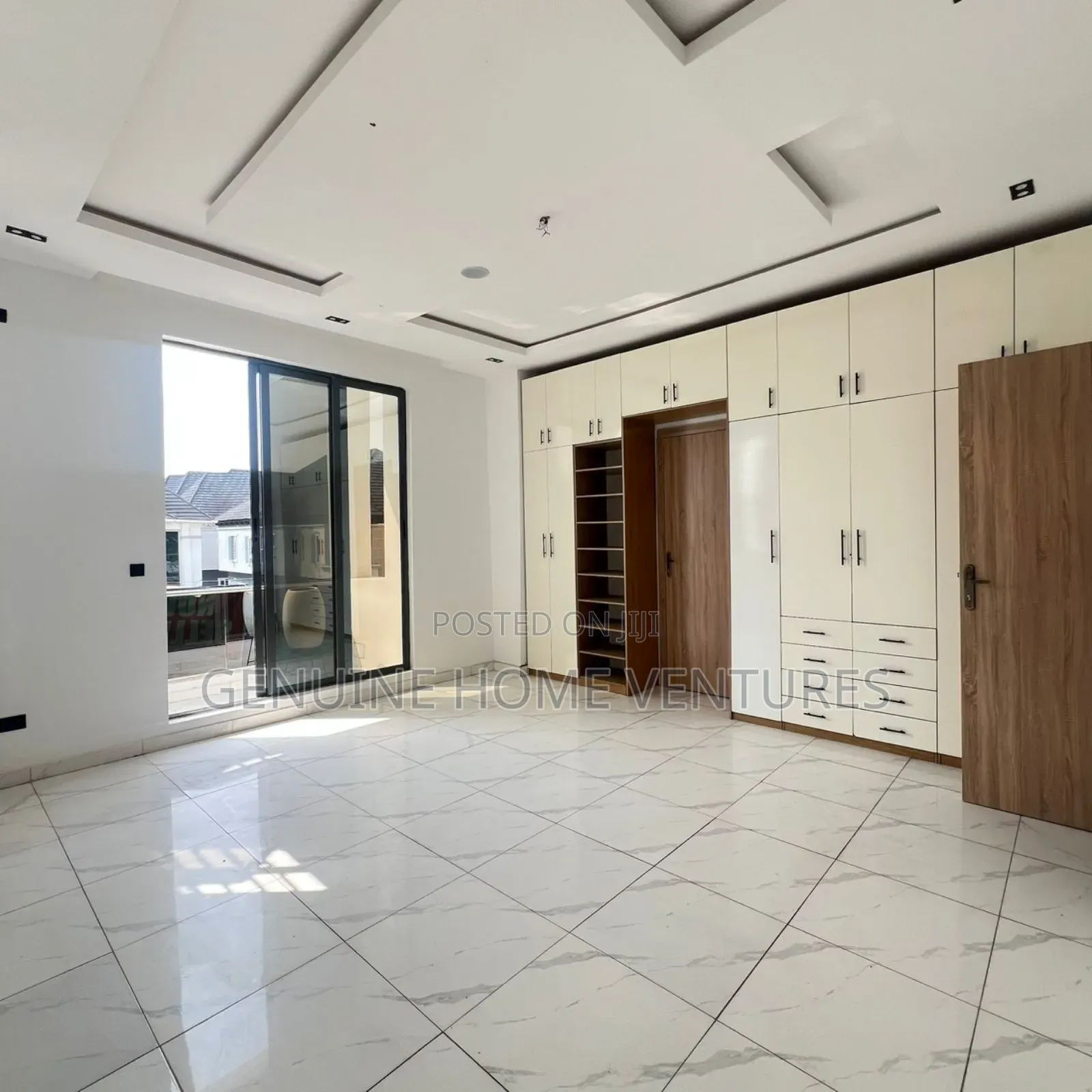 5bdrm Duplex in Chevron for sale