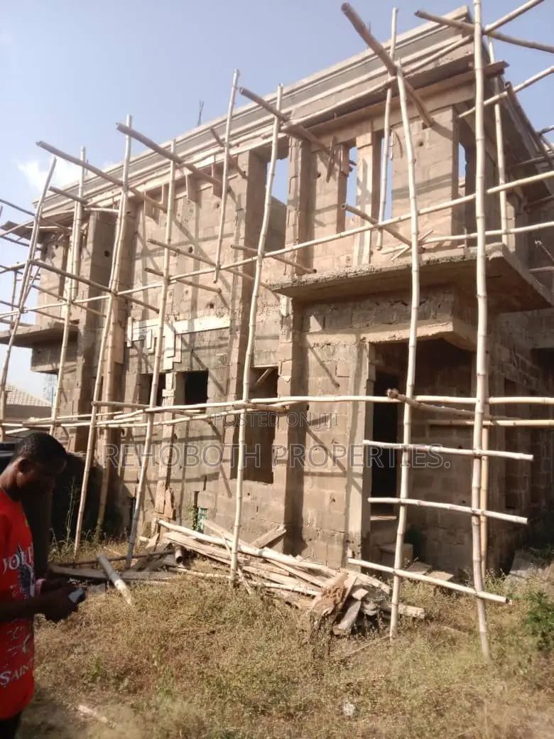 8bdrm Apartment in Akoto, Akala Express for sale