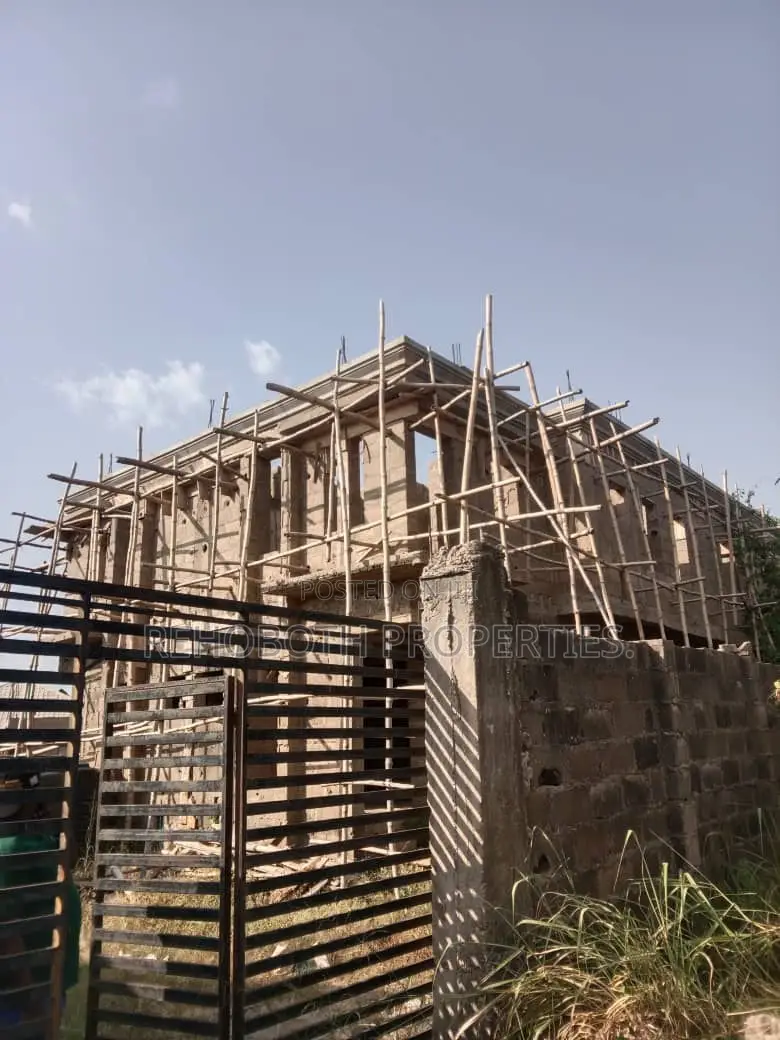 8bdrm Apartment in Akoto, Akala Express for sale