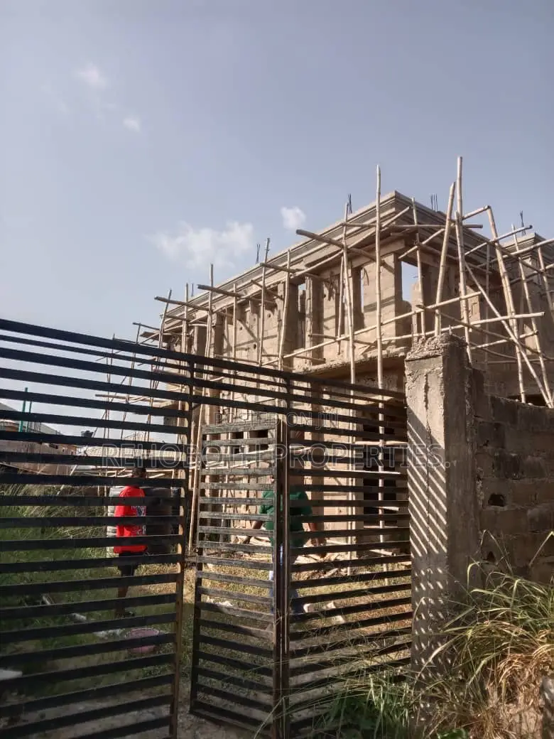 8bdrm Apartment in Akoto, Akala Express for sale