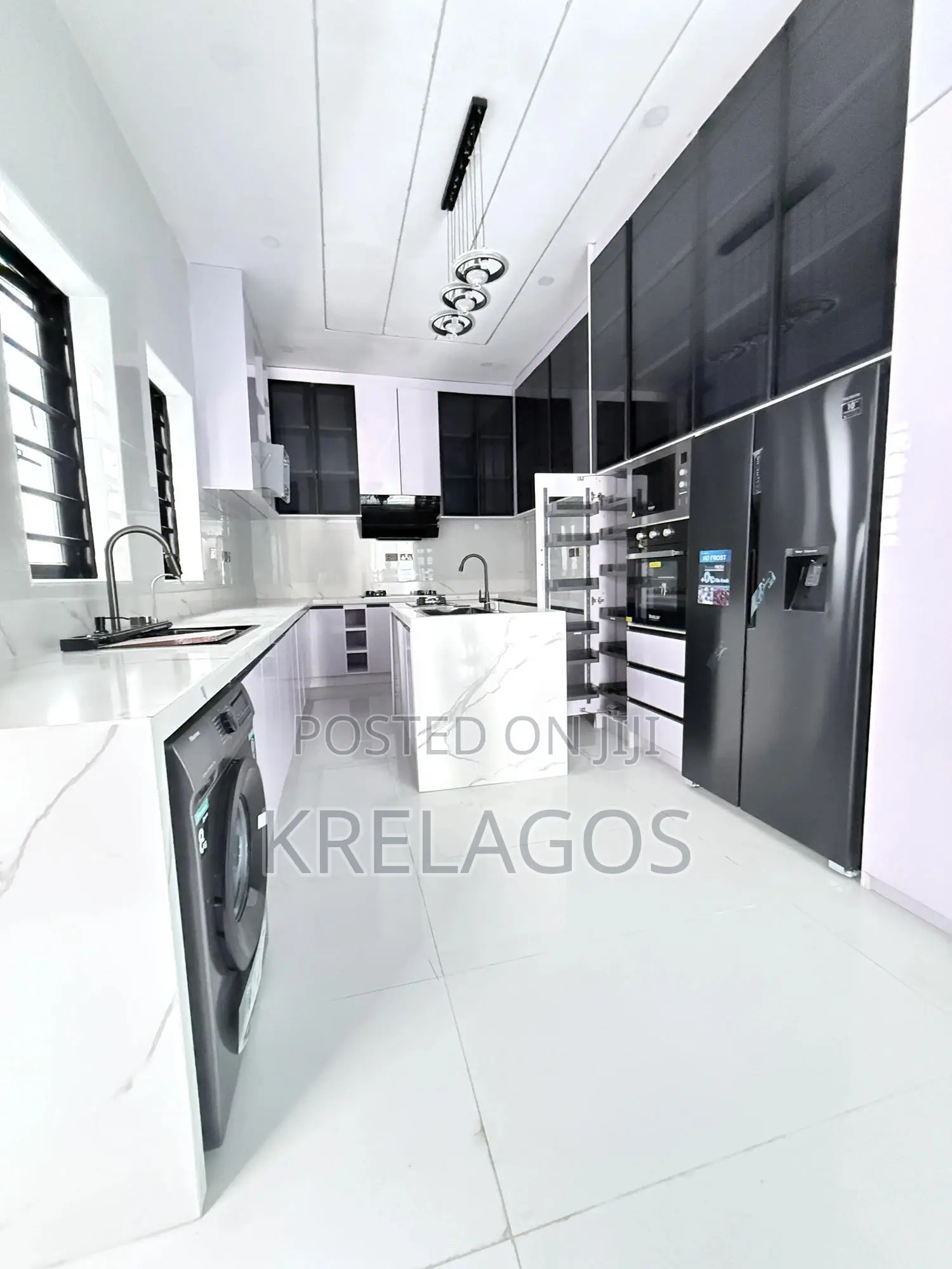 5bdrm Duplex in Chevron for sale