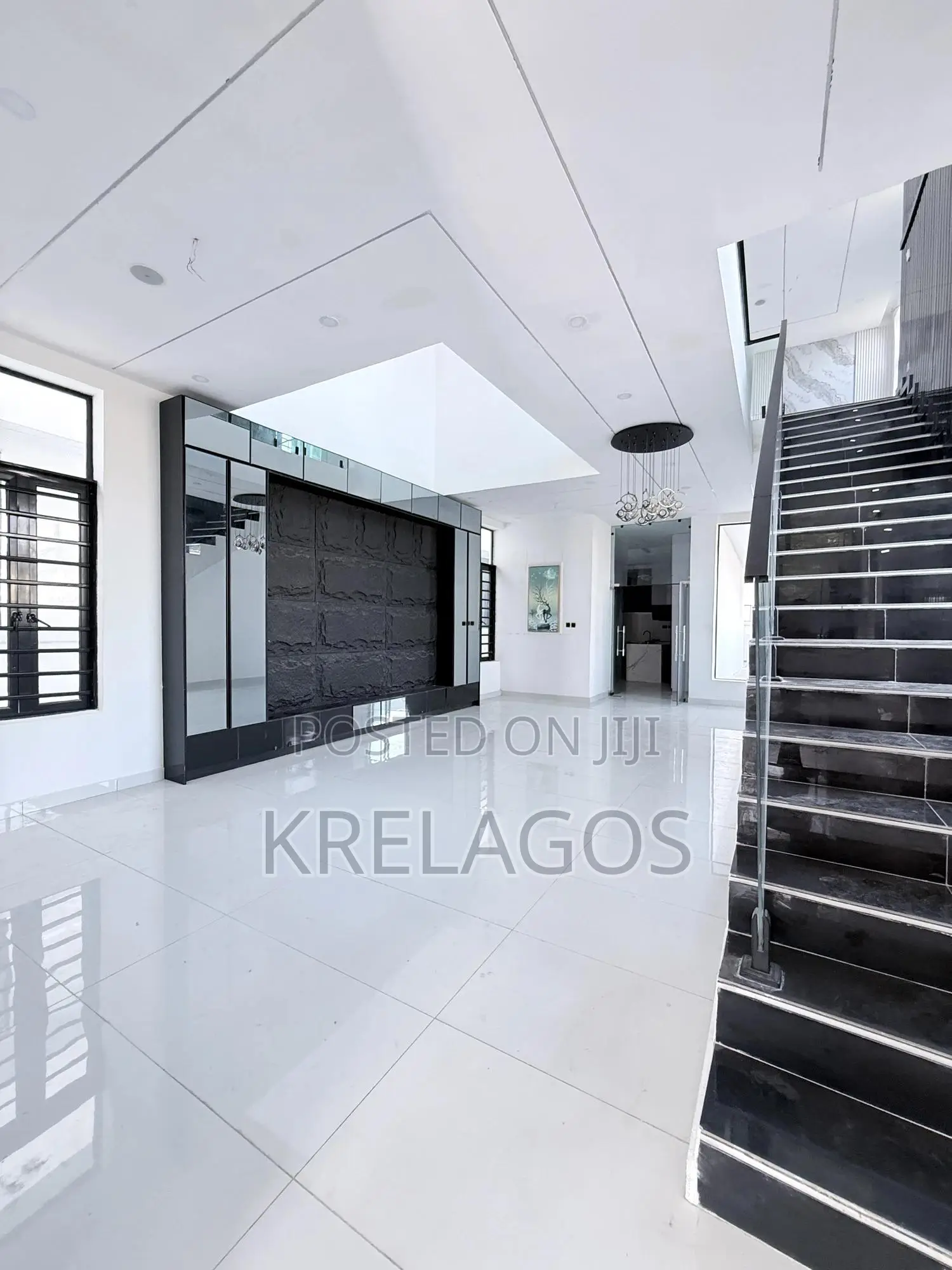 5bdrm Duplex in Chevron for sale
