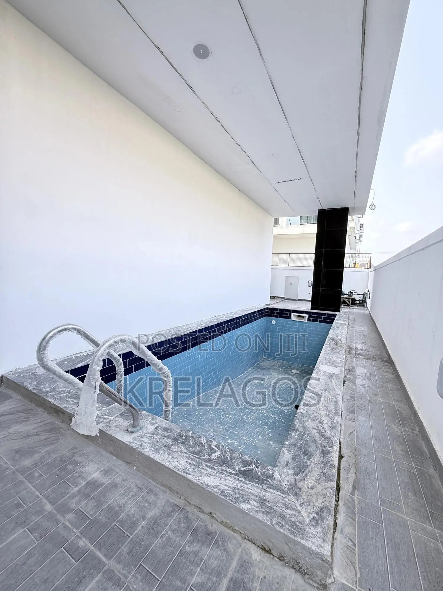 5bdrm Duplex in Chevron for sale