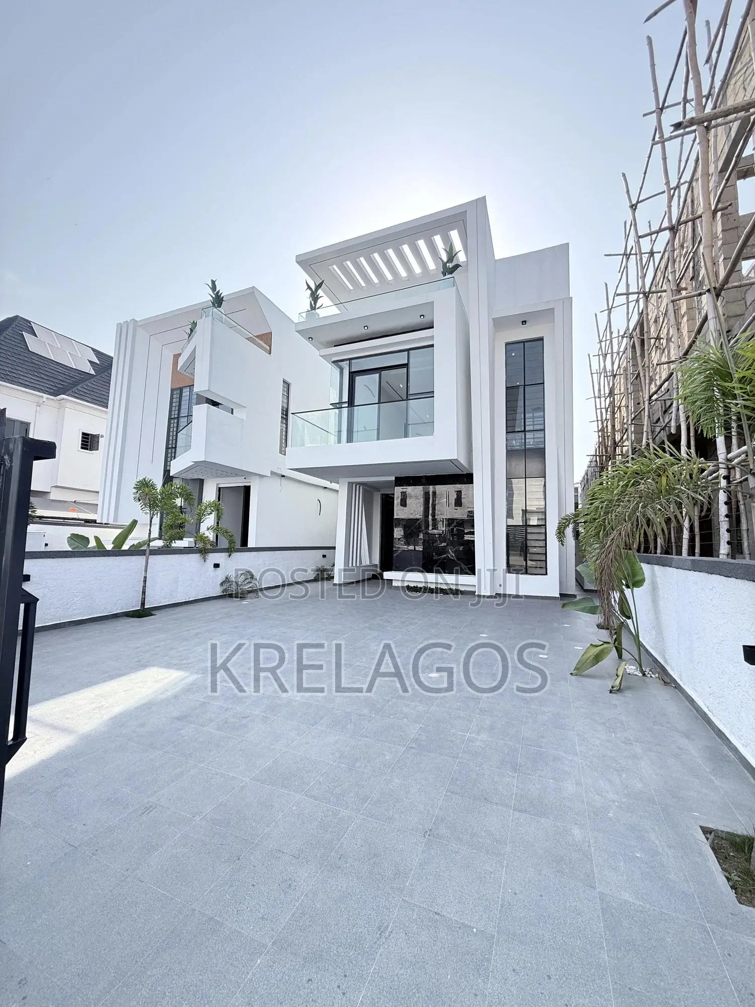 5bdrm Duplex in Chevron for sale