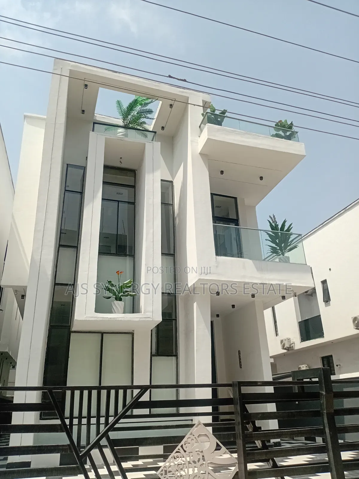 5bdrm Duplex in Chevron for sale