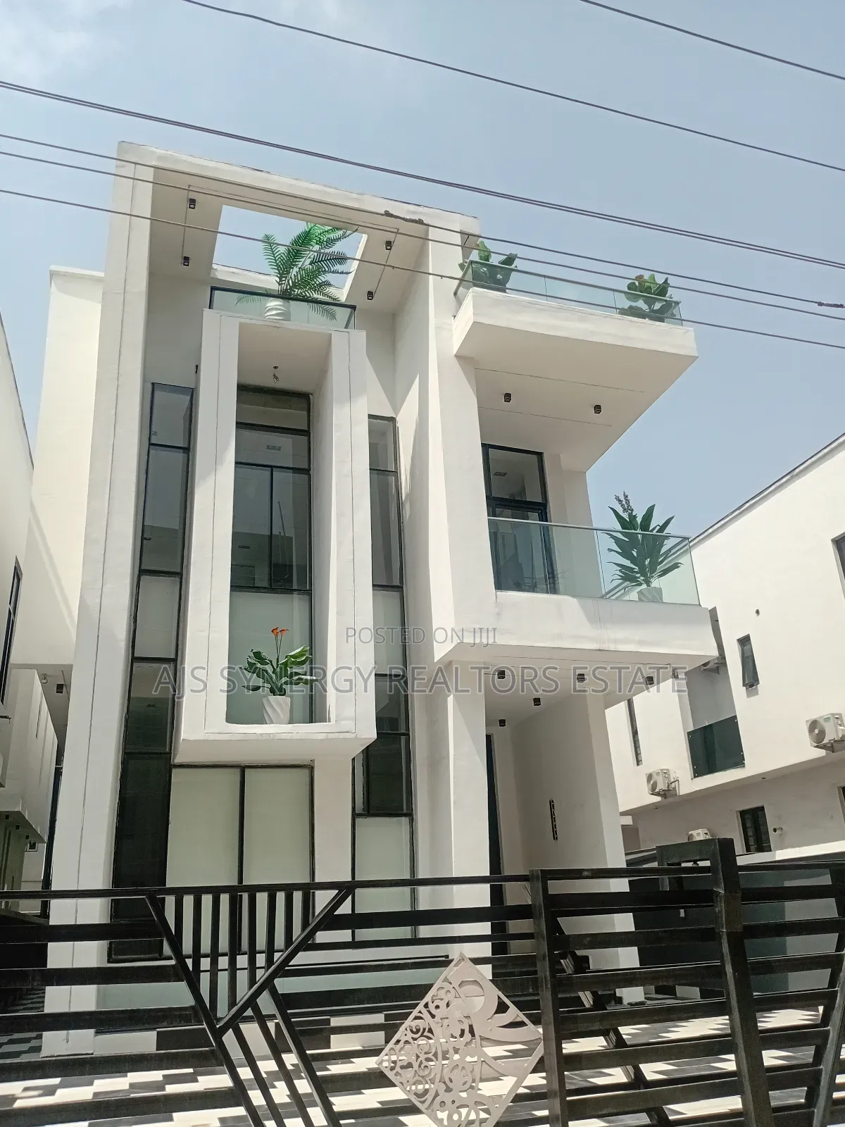 5bdrm Duplex in Chevron for sale