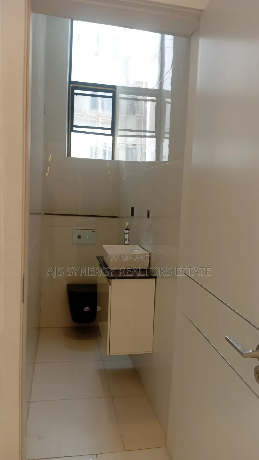 5bdrm Duplex in Chevron for sale