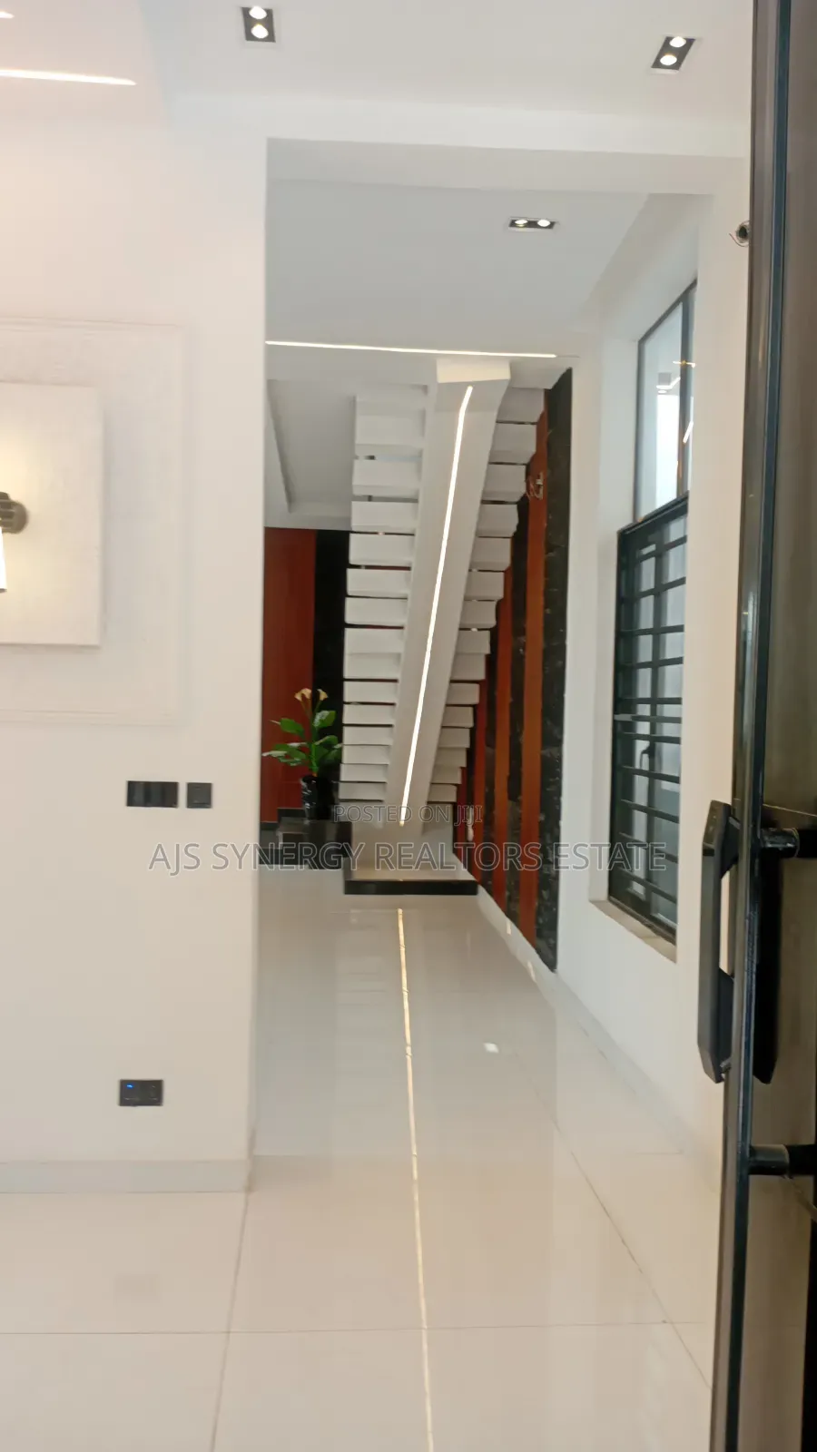5bdrm Duplex in Chevron for sale