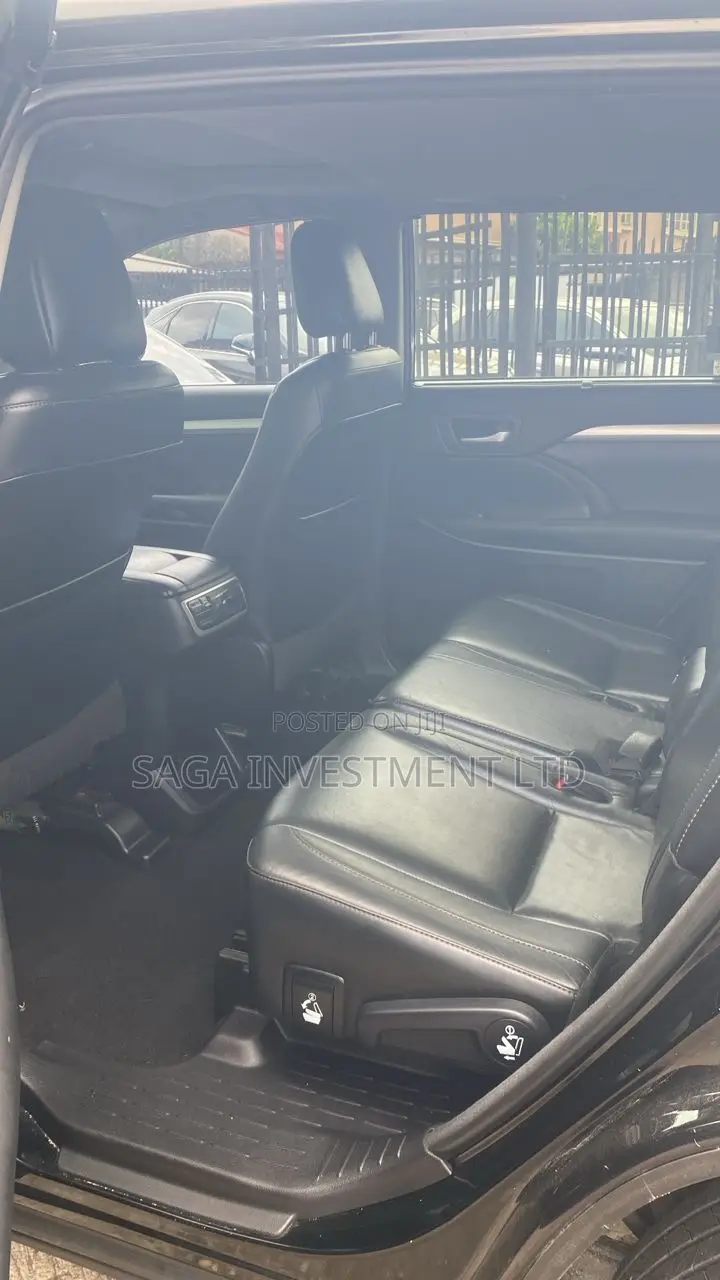 Toyota Highlander XLE 4x4 V6 (3.5L 6cyl 8A) 2018 Black