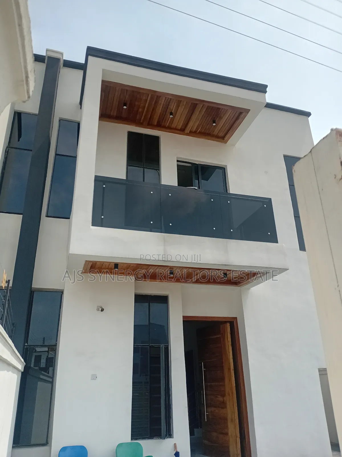 4bdrm Duplex in Chevron for sale