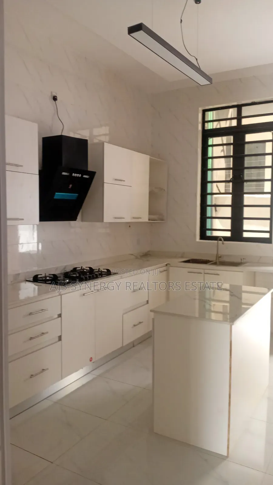 4bdrm Duplex in Chevron for sale