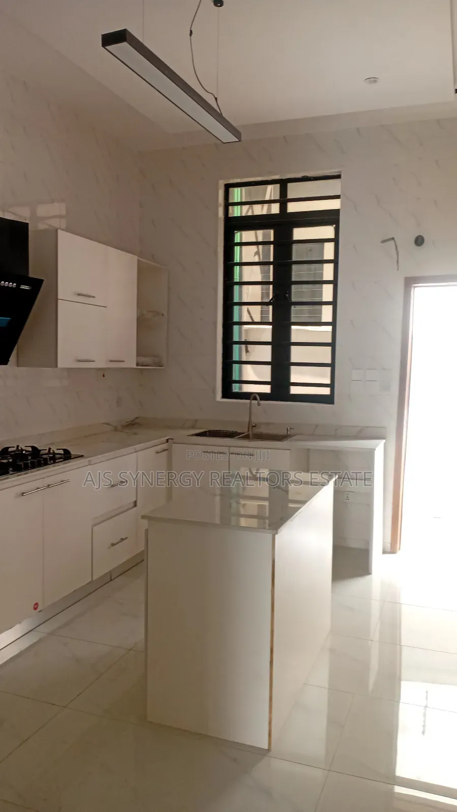 4bdrm Duplex in Chevron for sale