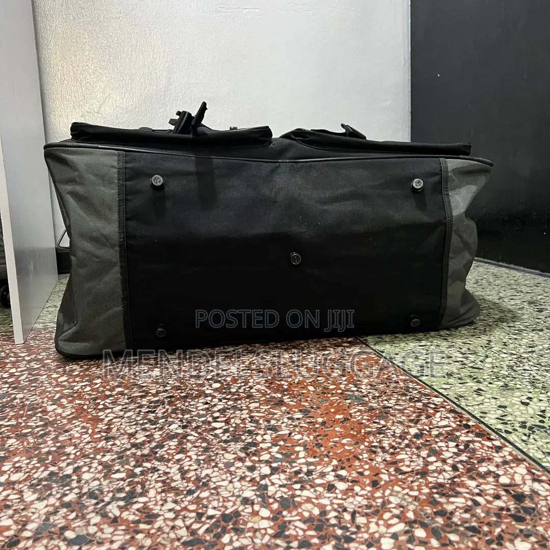 Large Omaya Travel Duffel Bag With Multiple Zip Compartments